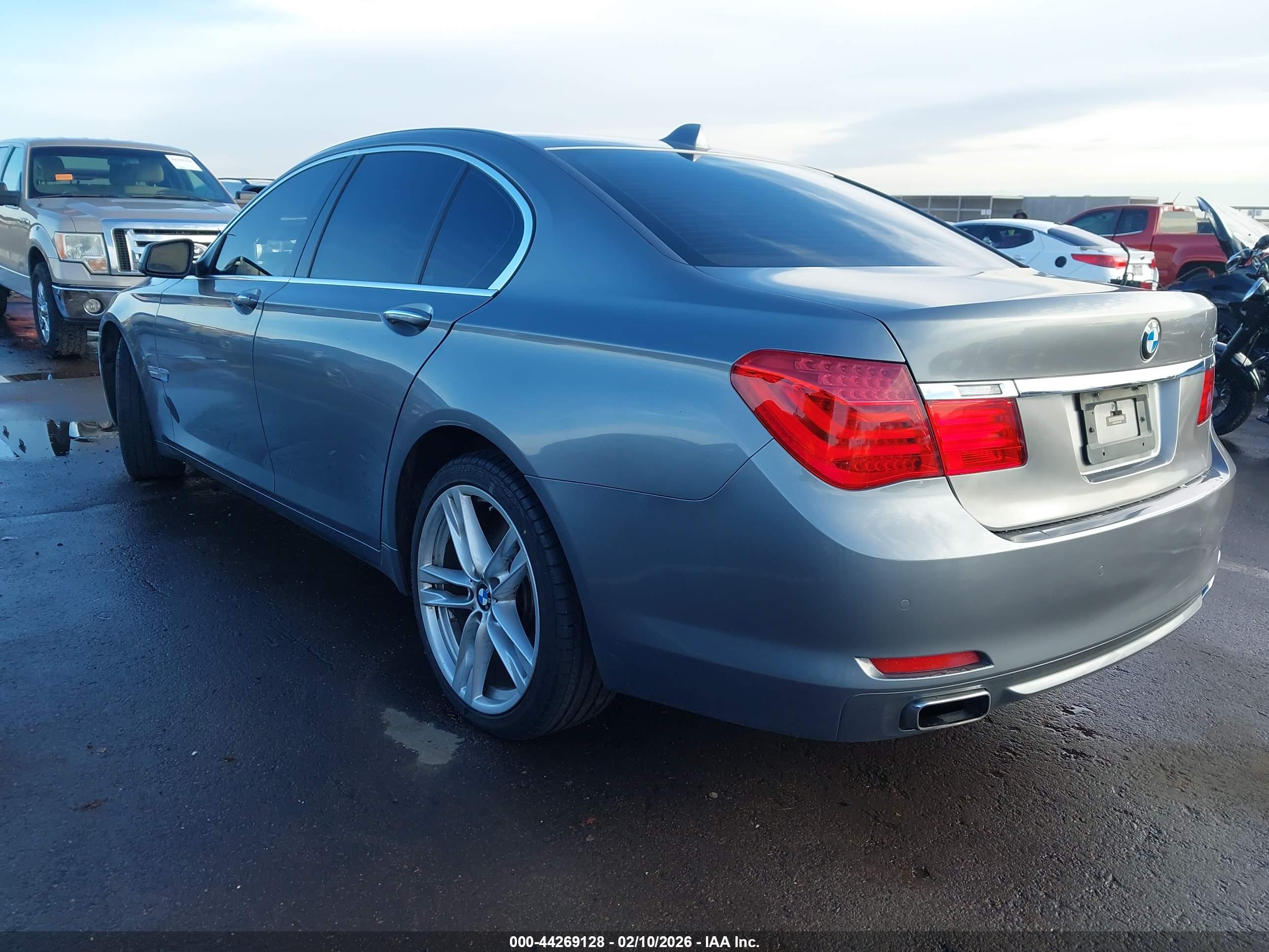 BMW 750I image 3