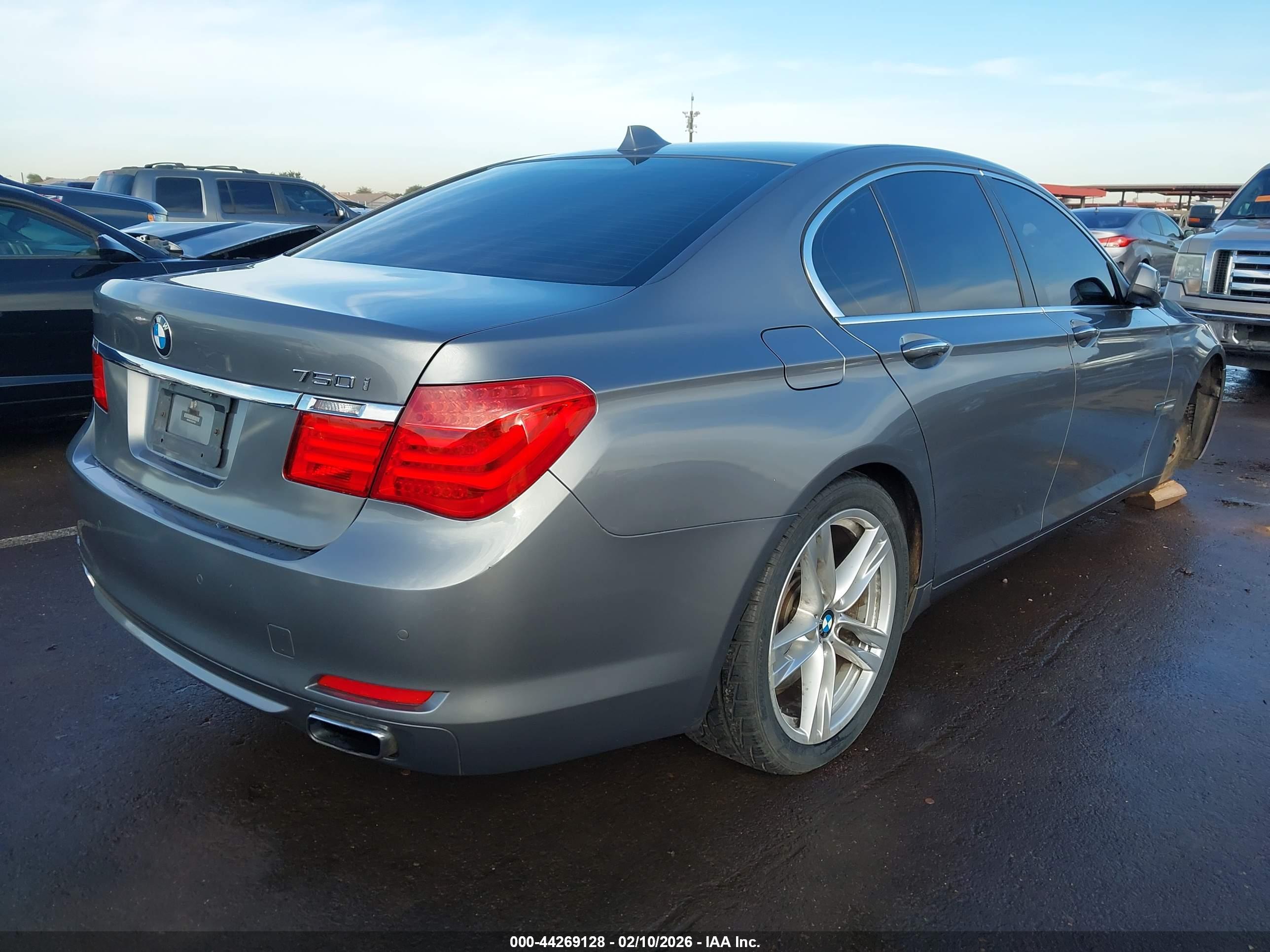 BMW 750I image 4