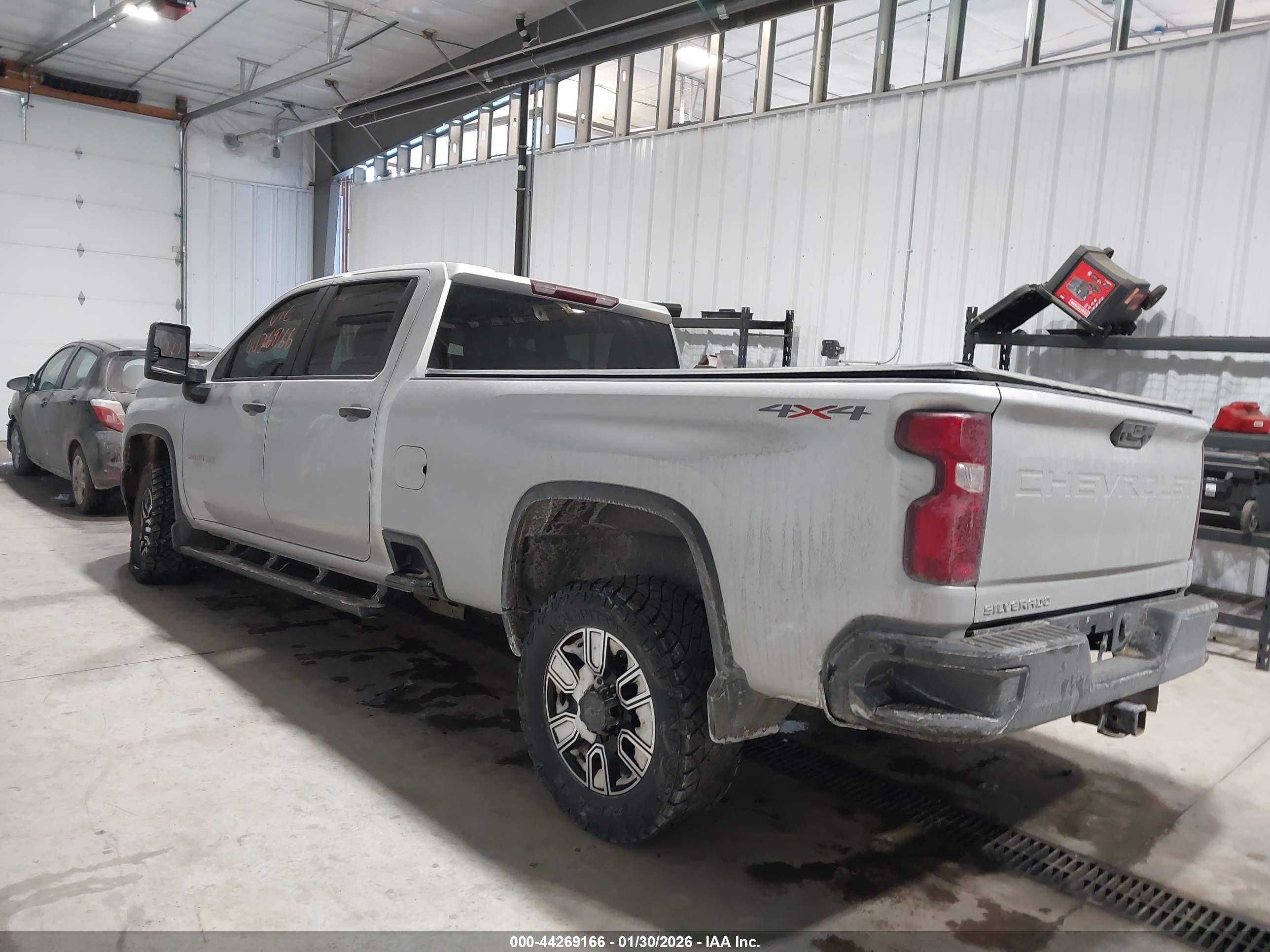 CHEVROLET SILVERADO image 3