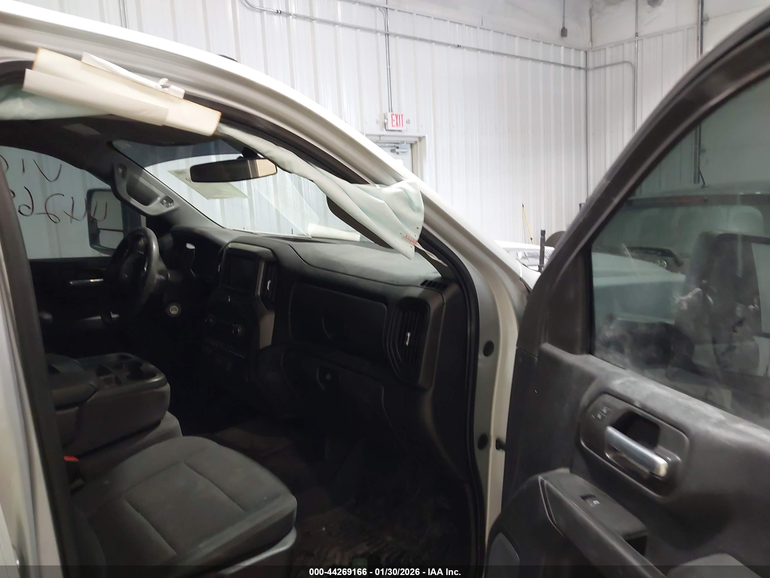 CHEVROLET SILVERADO image 5