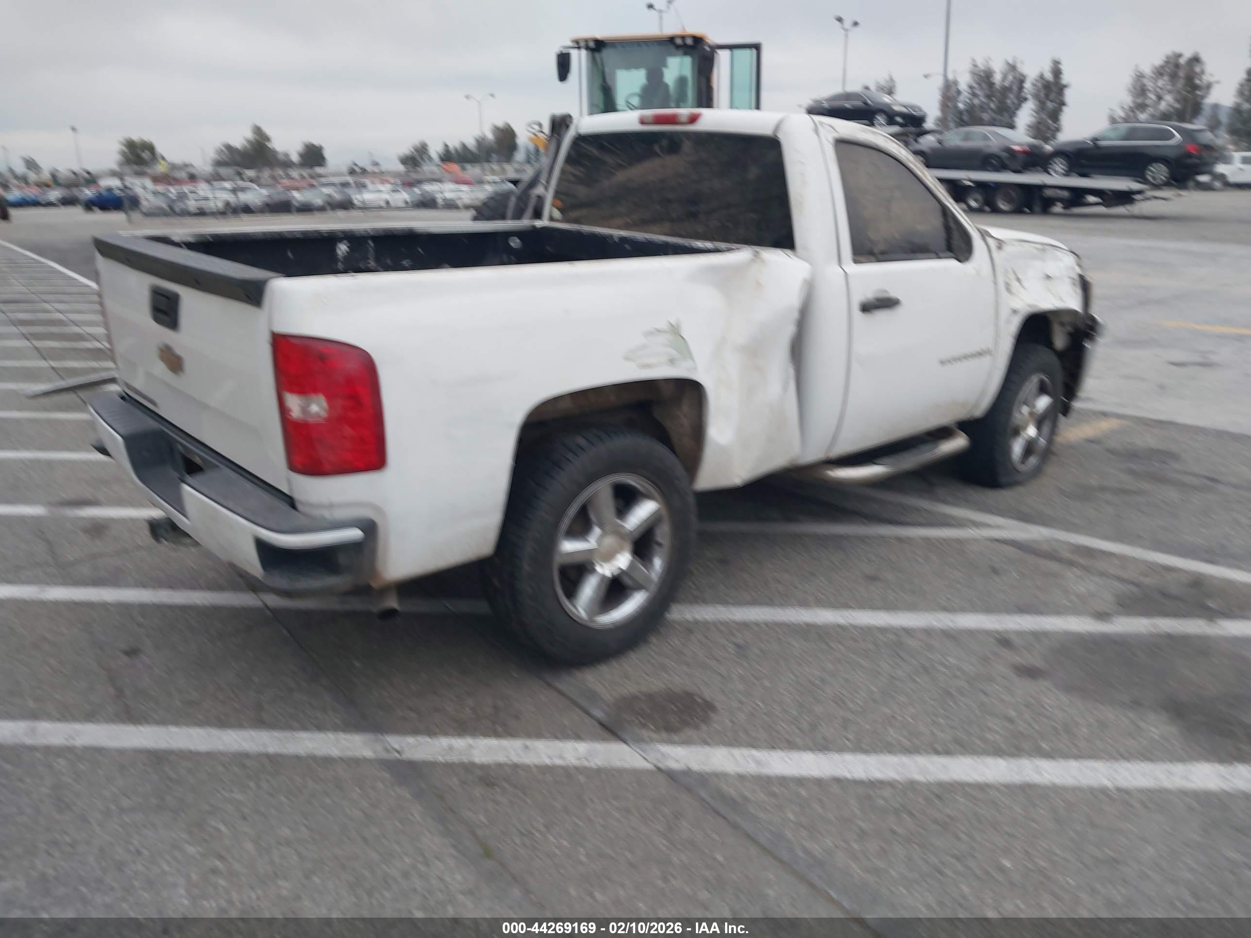 CHEVROLET SILVERADO image 4