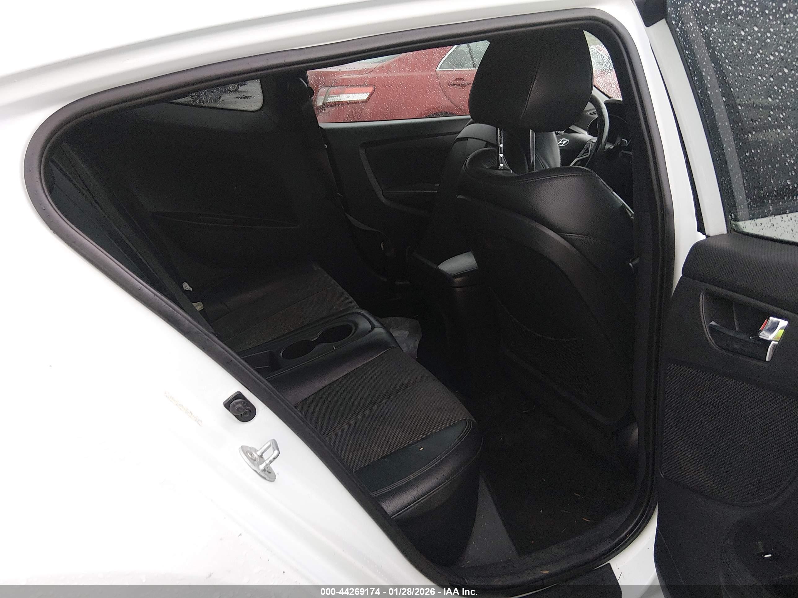 HYUNDAI VELOSTER image 8