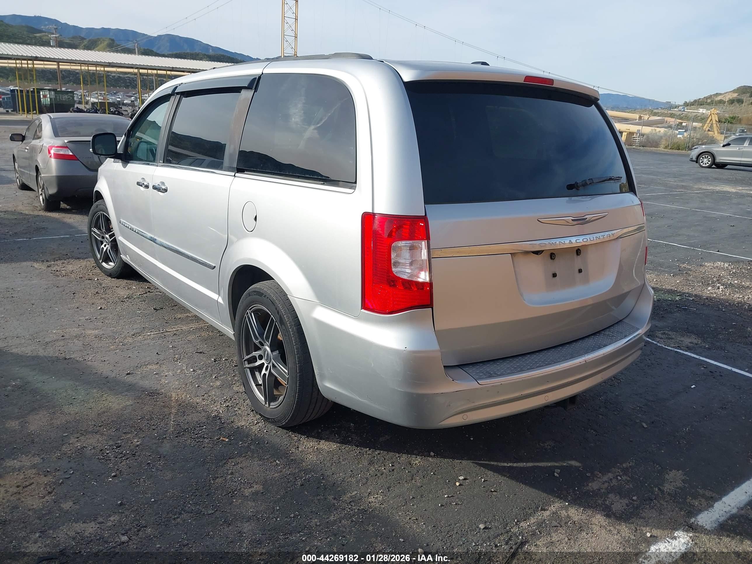 CHRYSLER TOWN image 3