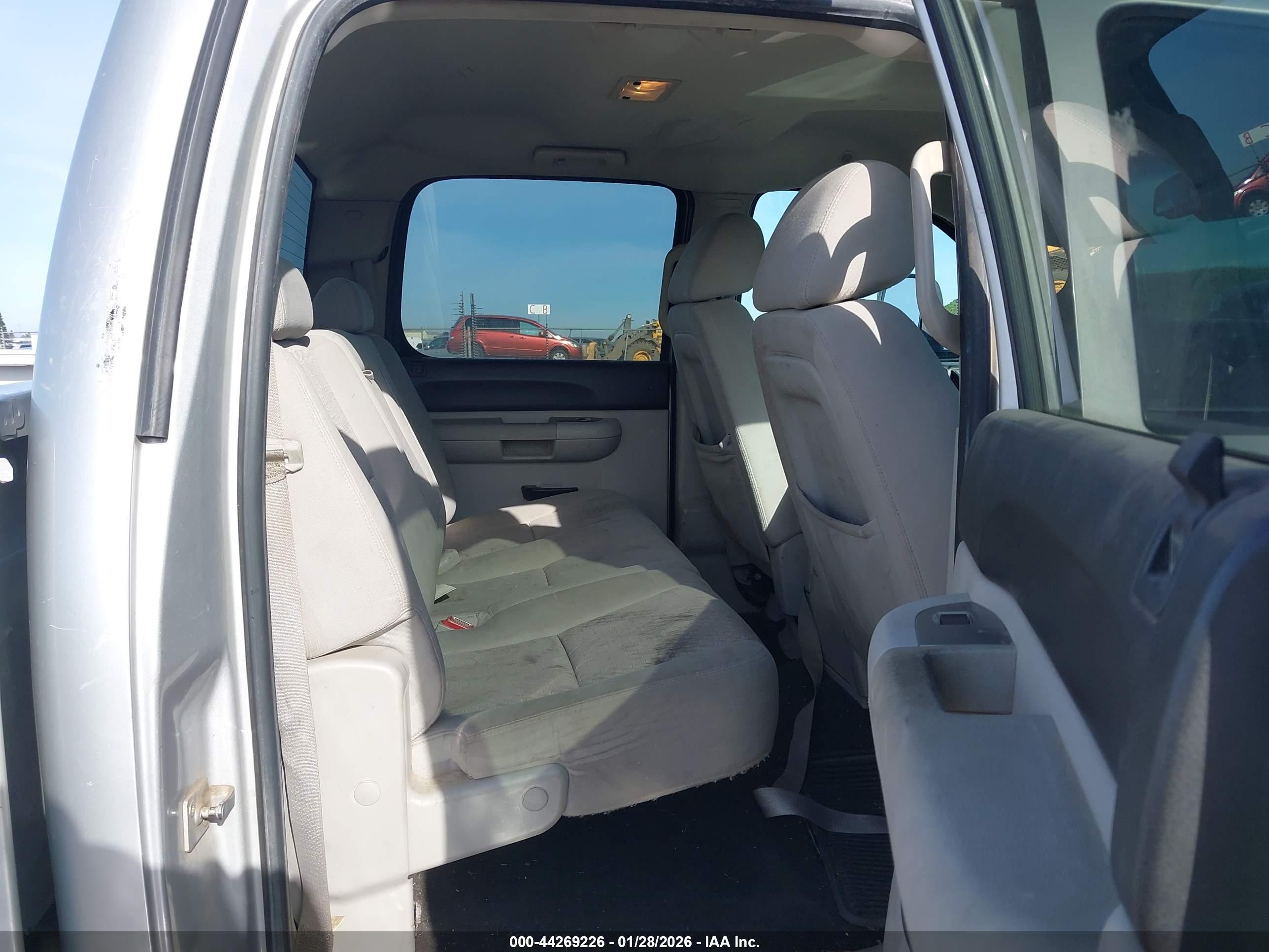 CHEVROLET SILVERADO image 8