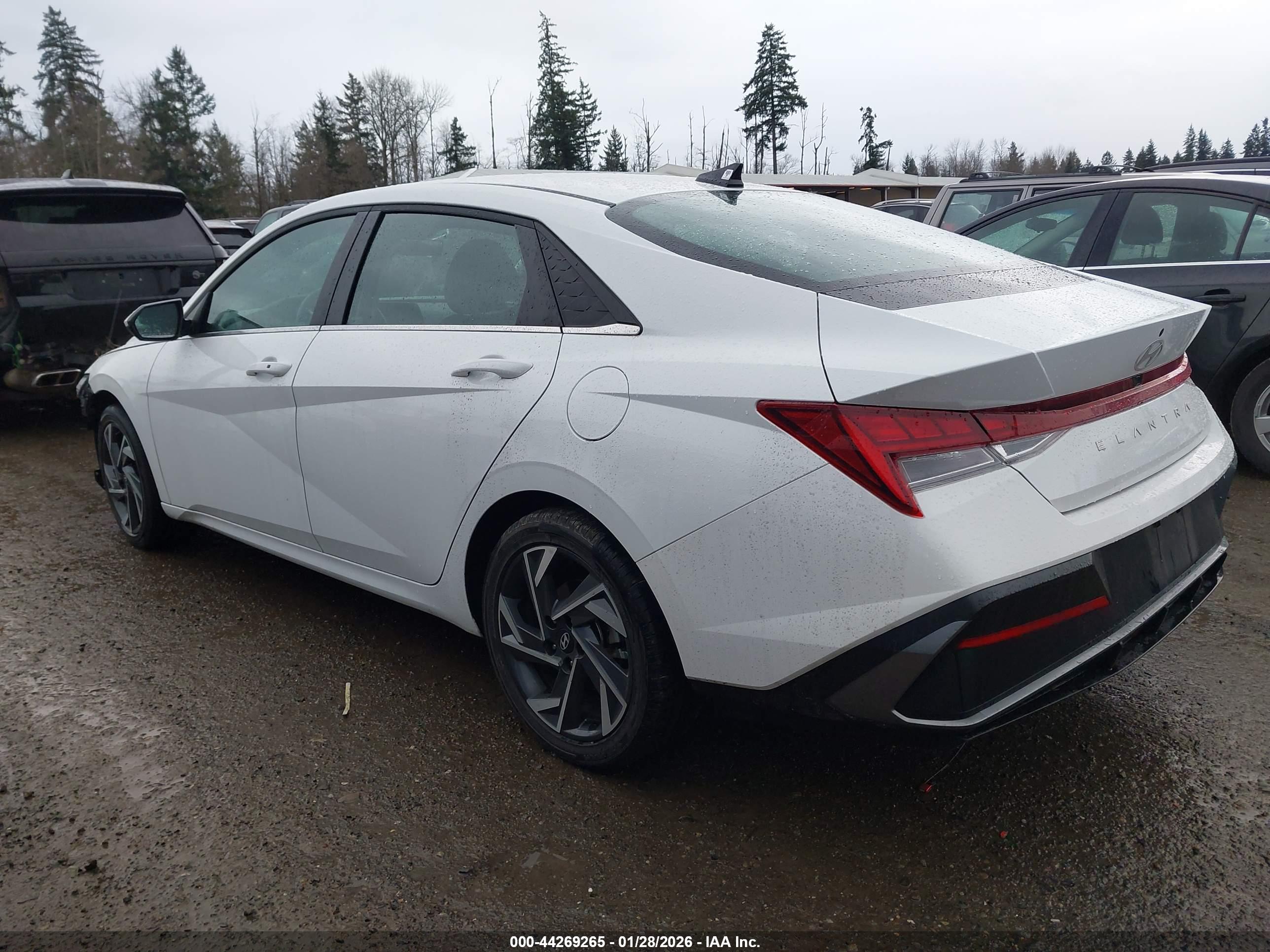 HYUNDAI ELANTRA image 3