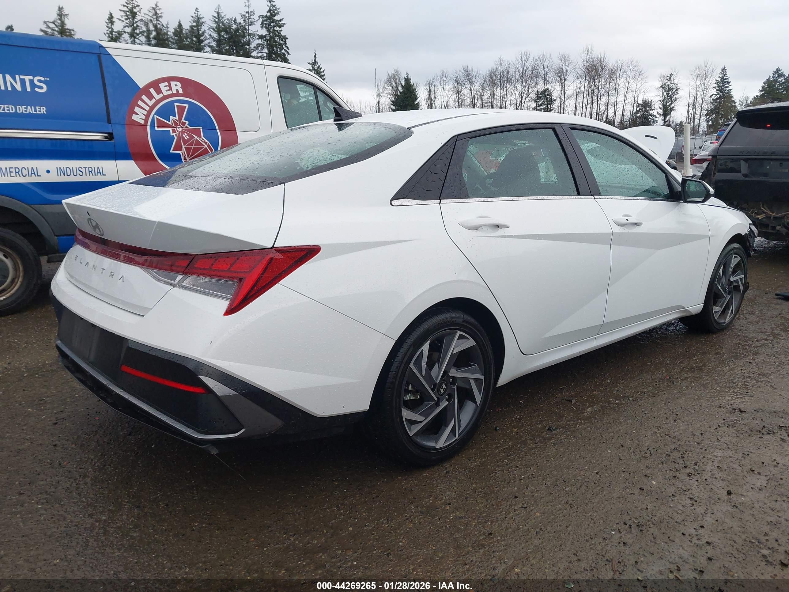 HYUNDAI ELANTRA image 4