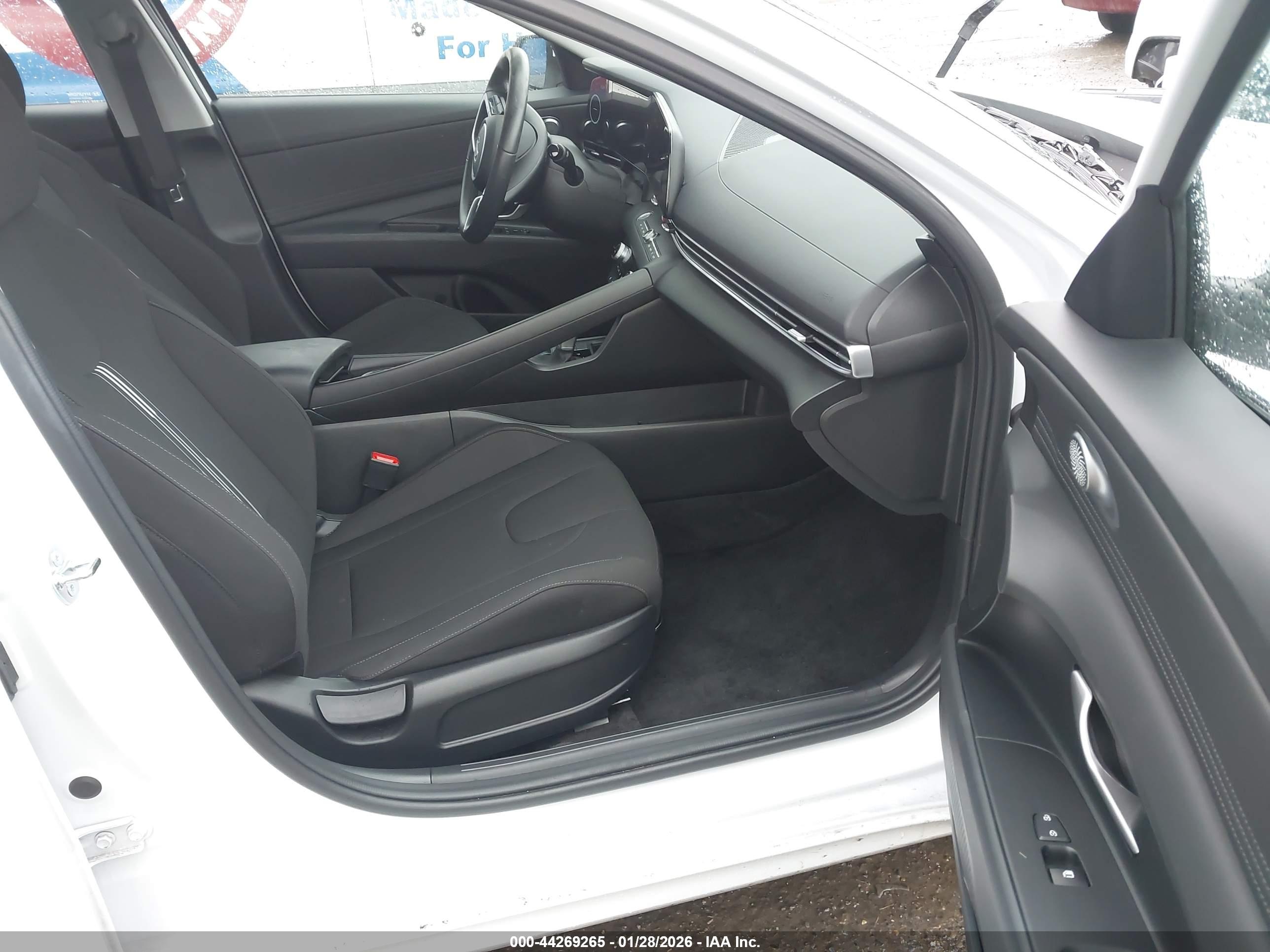 HYUNDAI ELANTRA image 5