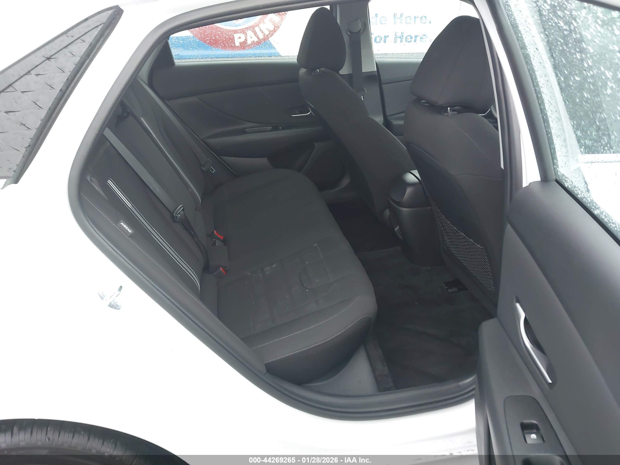 HYUNDAI ELANTRA image 8