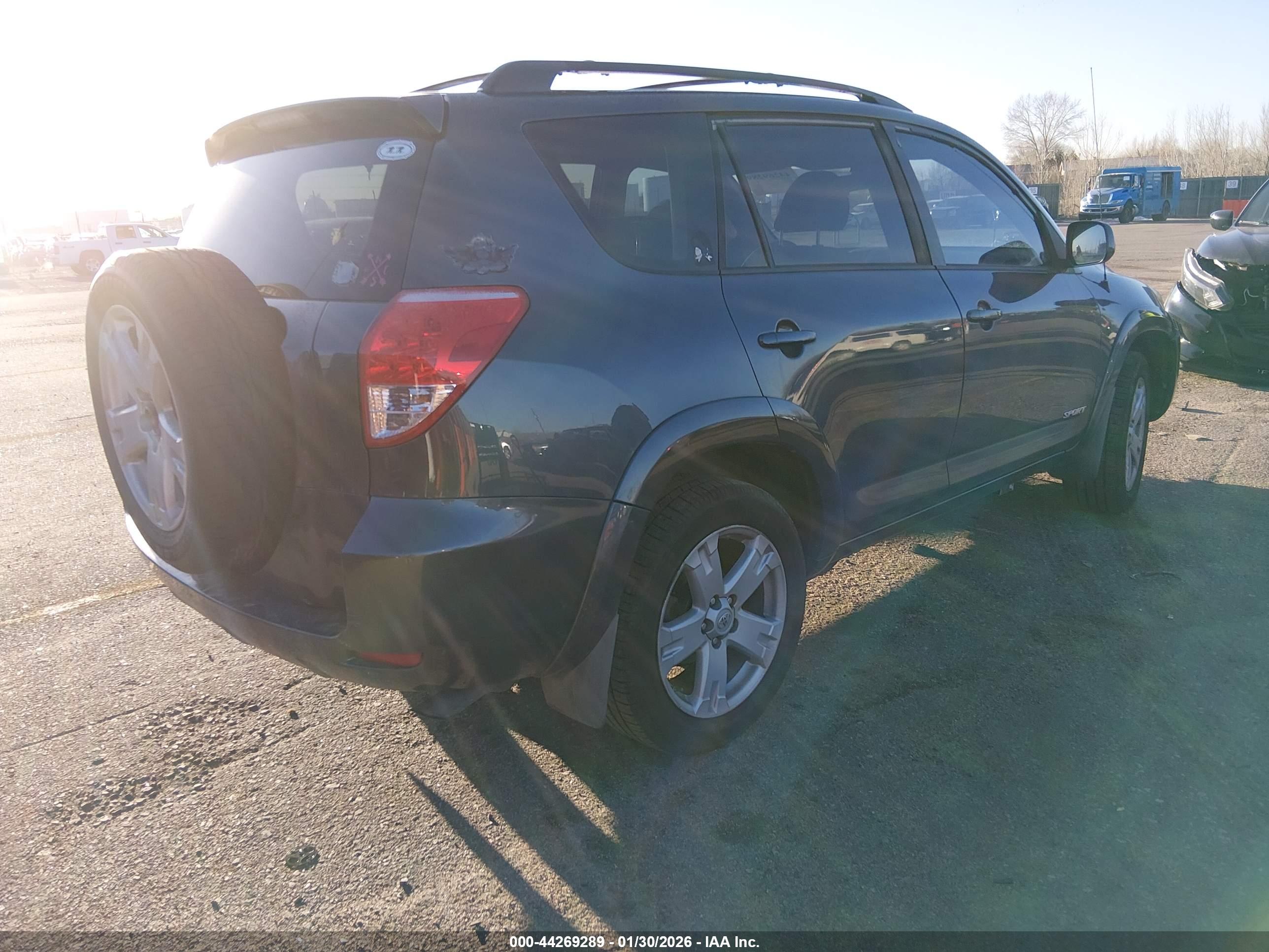 TOYOTA RAV4 image 4