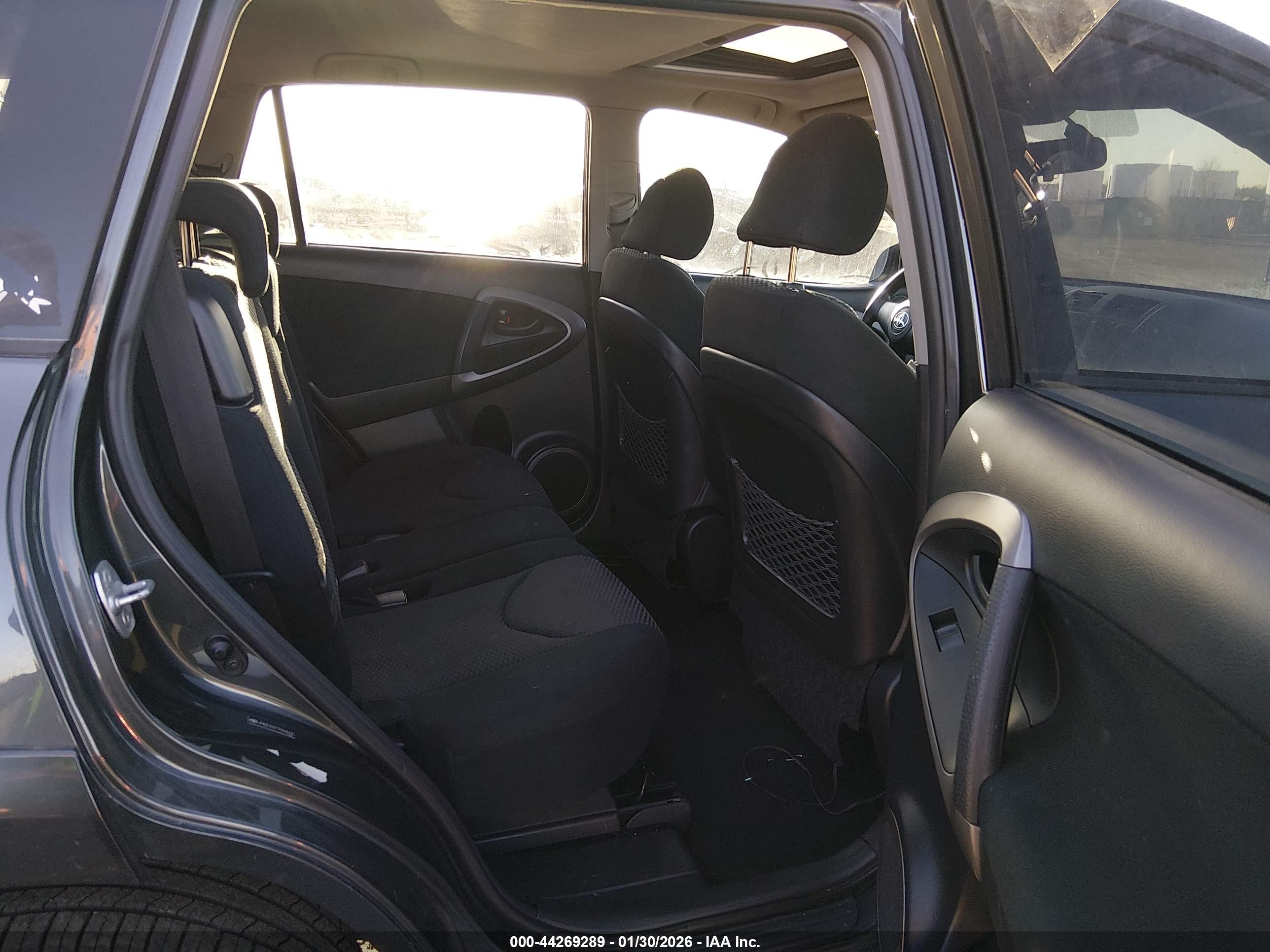 TOYOTA RAV4 image 8