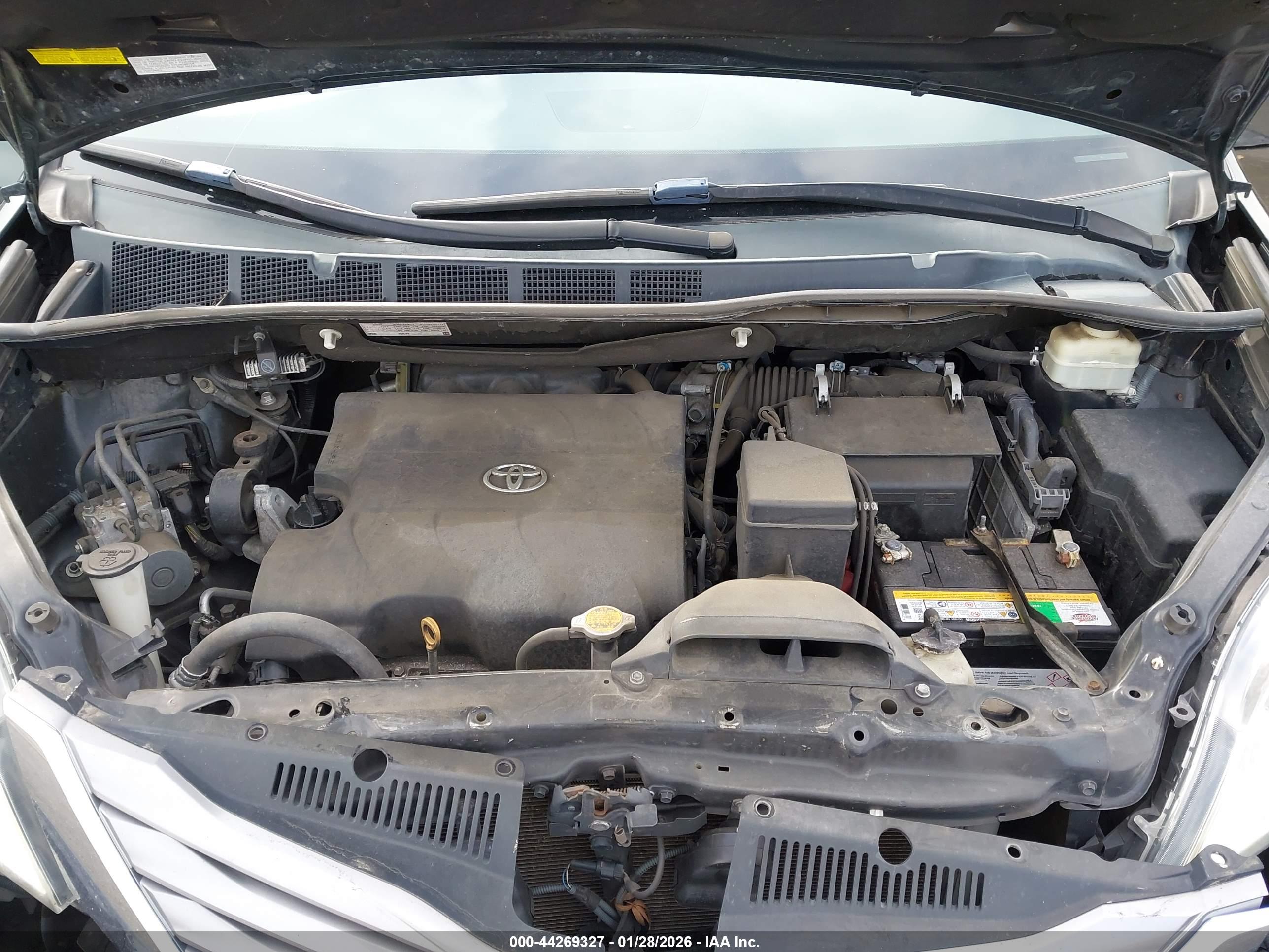 TOYOTA SIENNA image 10