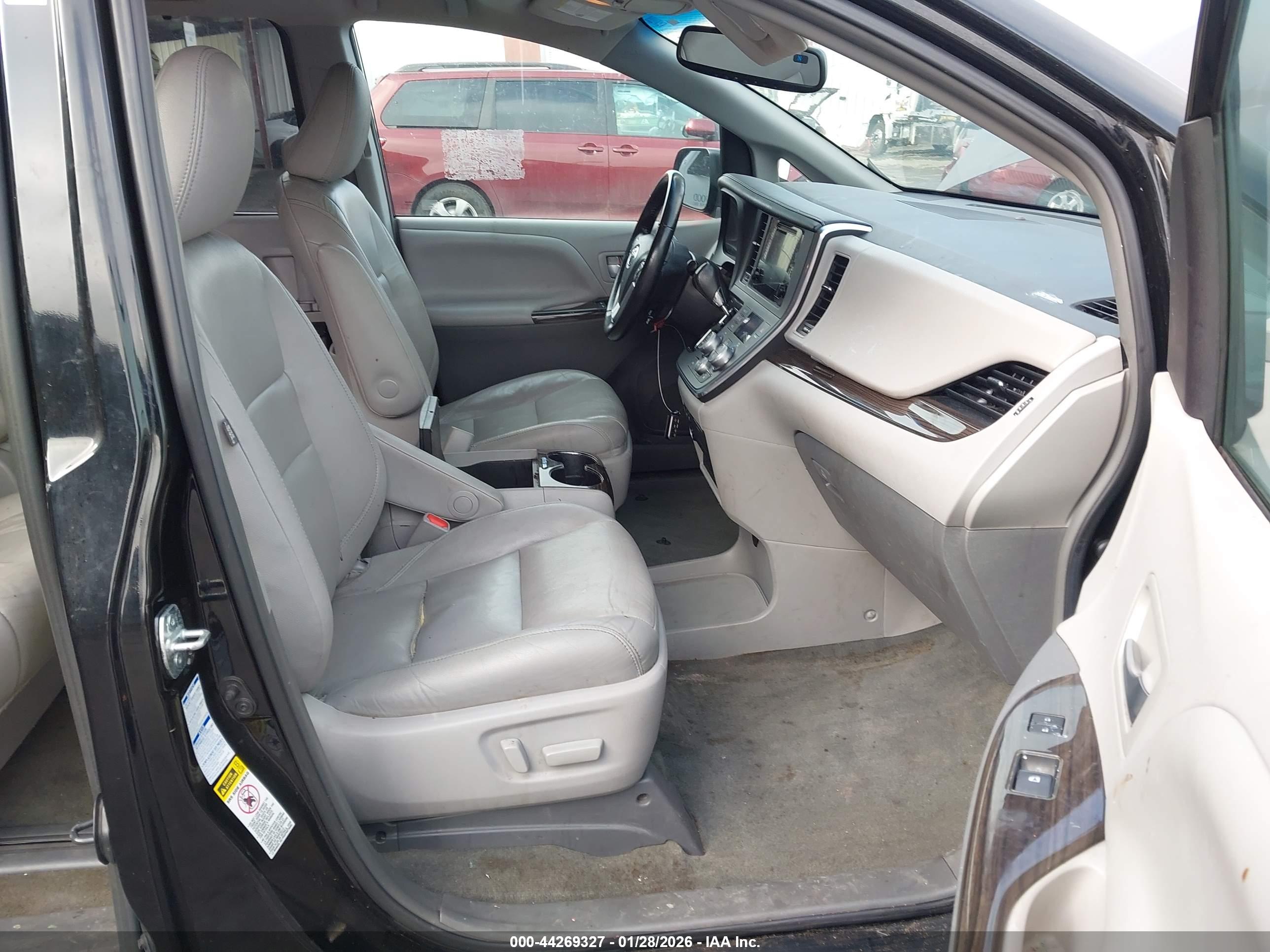 TOYOTA SIENNA image 5