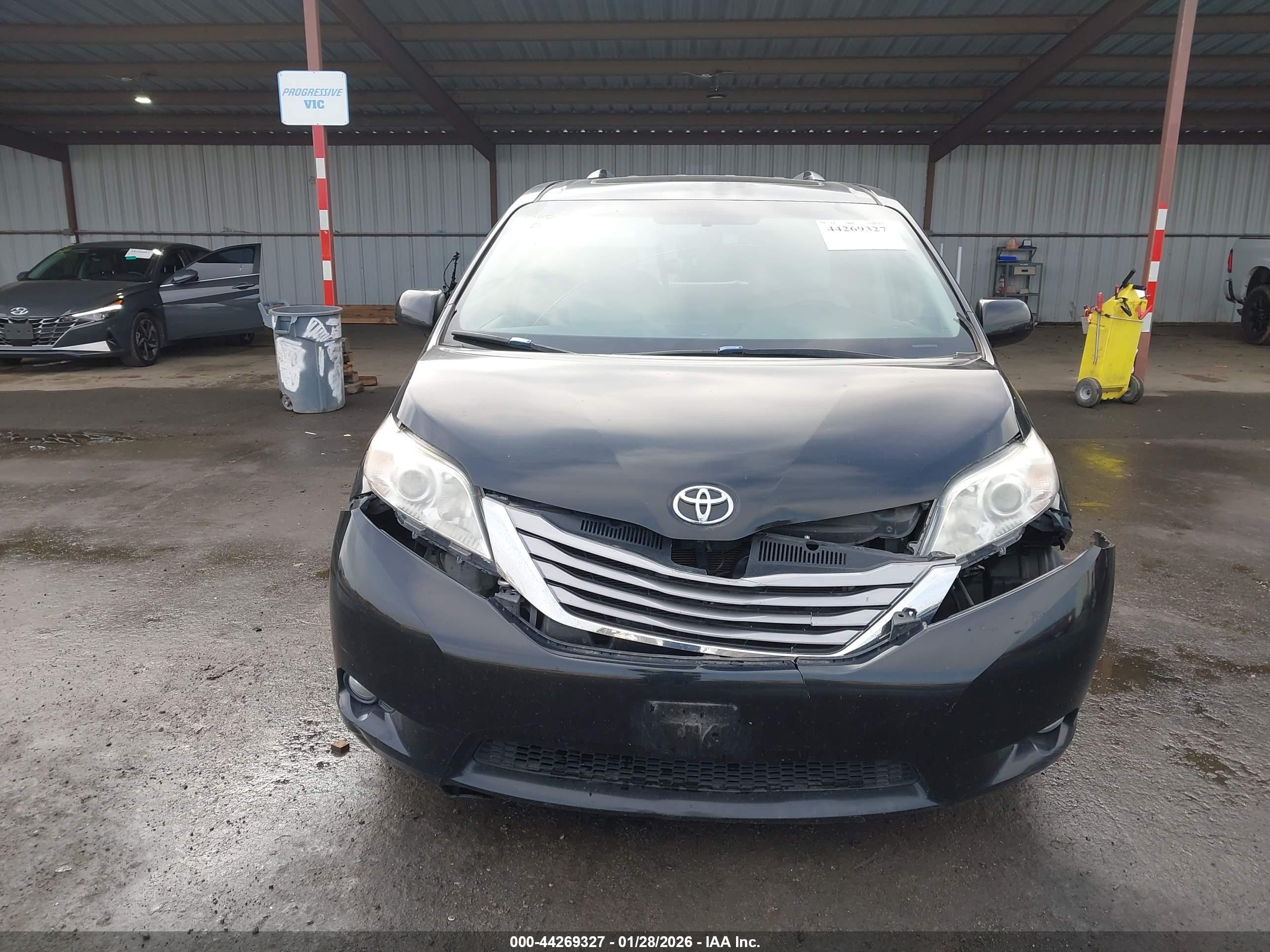 TOYOTA SIENNA image 6