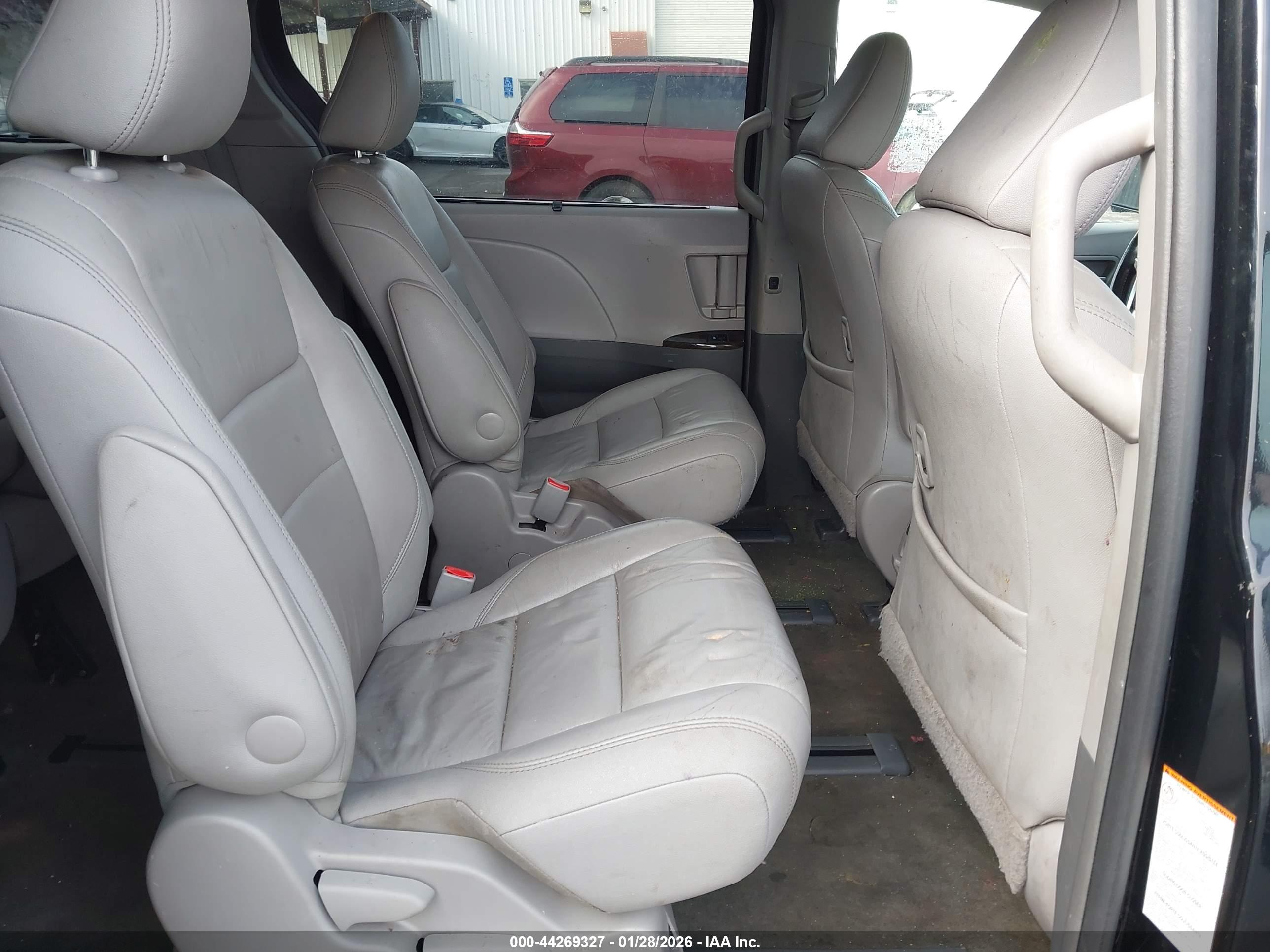 TOYOTA SIENNA image 8