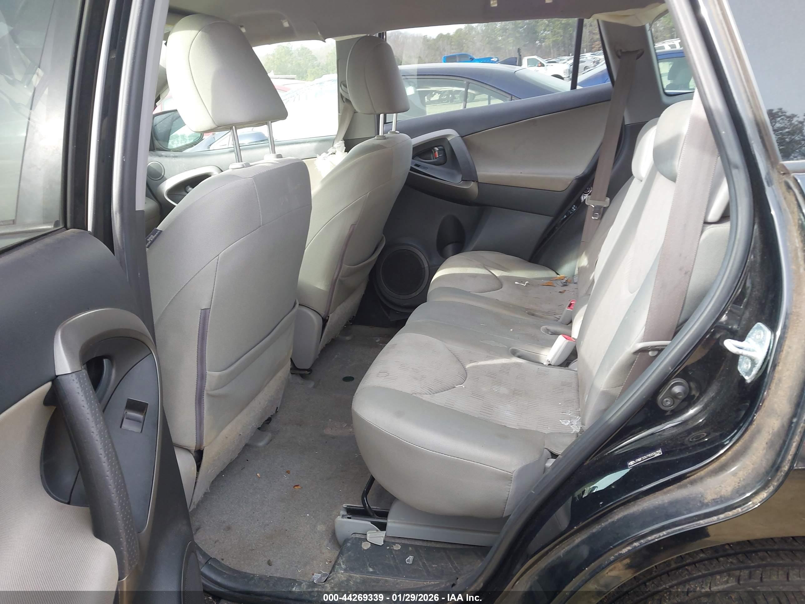TOYOTA RAV4 image 8