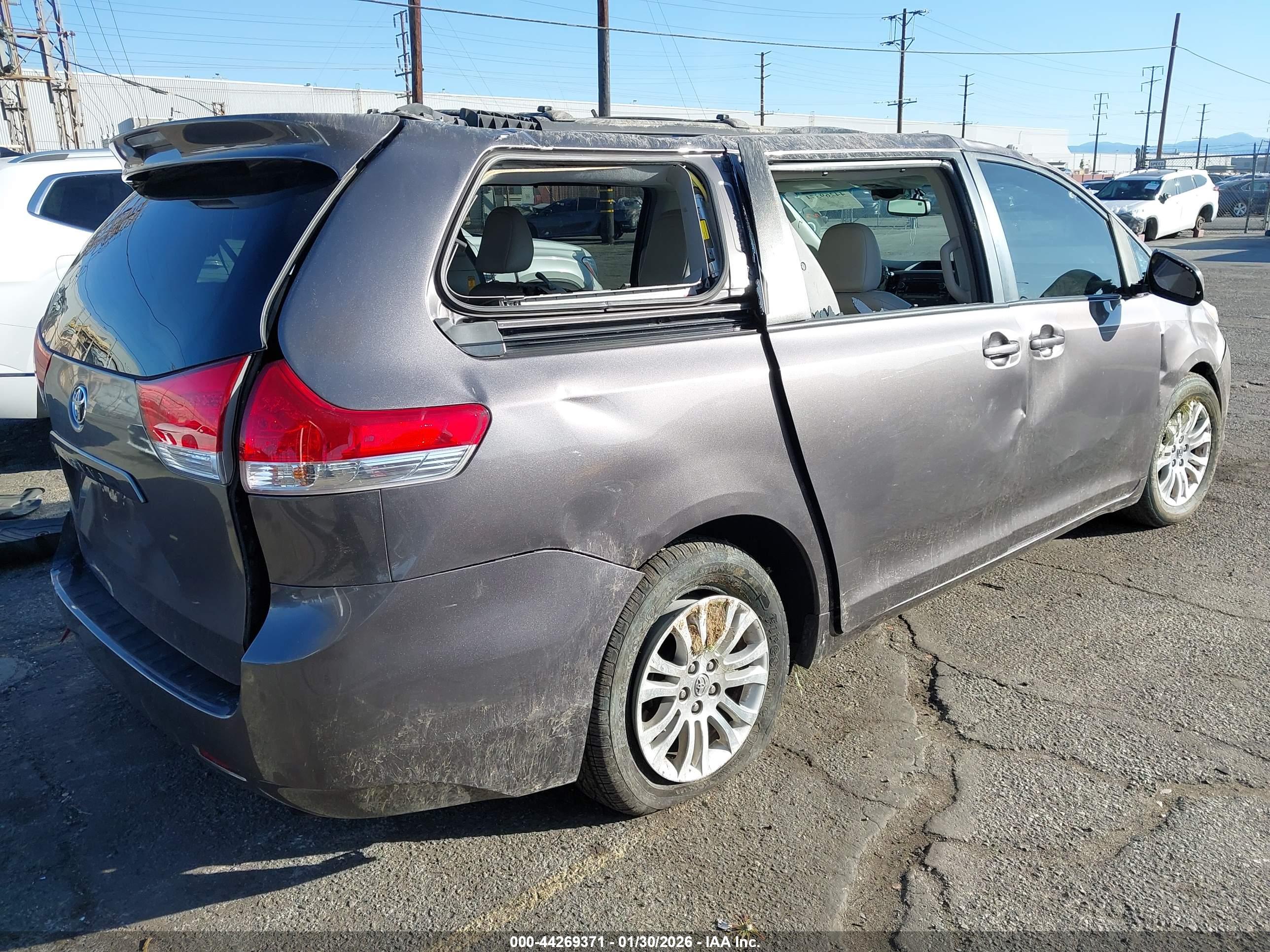 TOYOTA SIENNA image 4