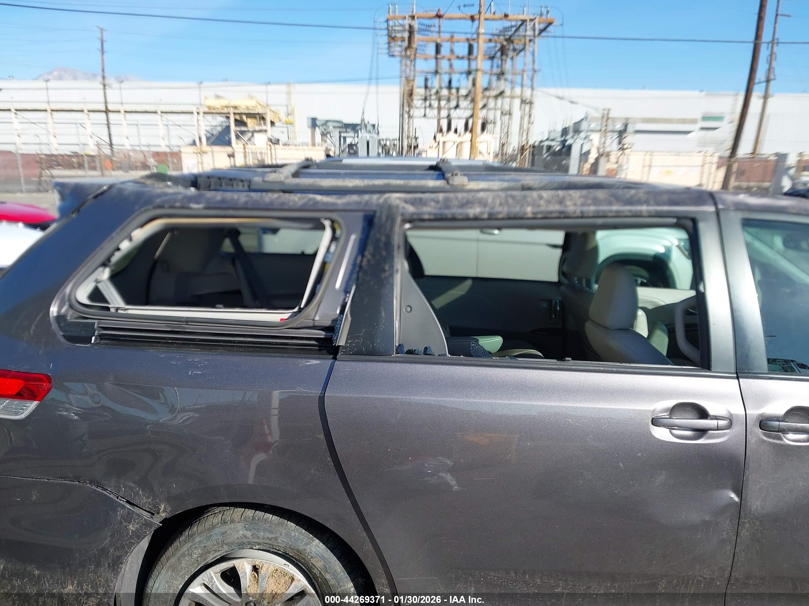 TOYOTA SIENNA image 6