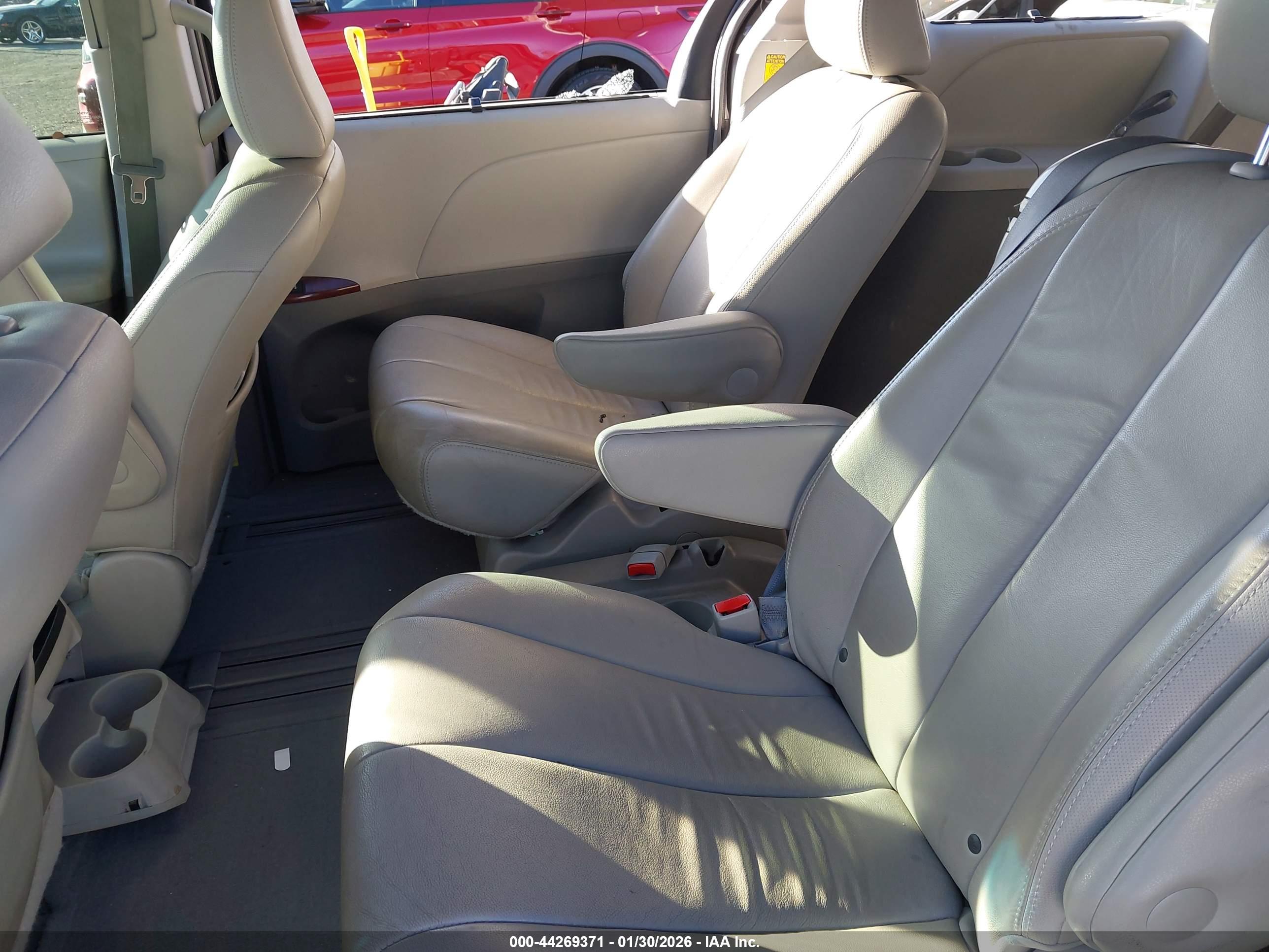 TOYOTA SIENNA image 8