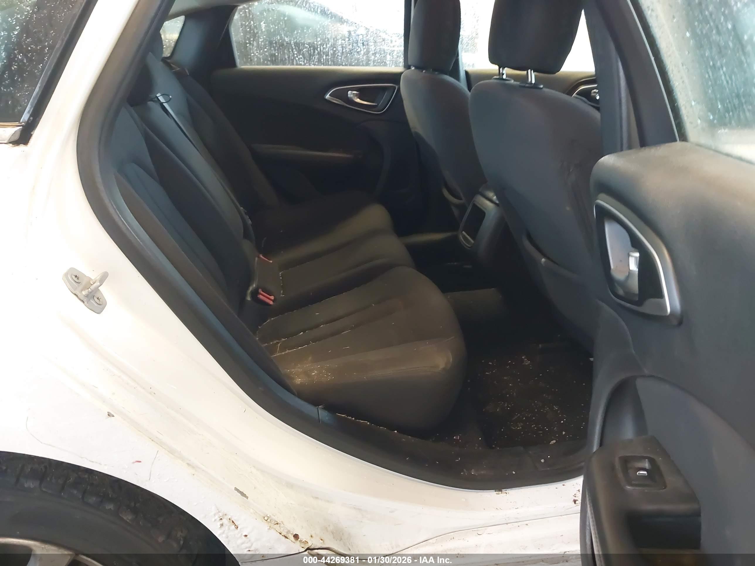 CHRYSLER 200 image 8