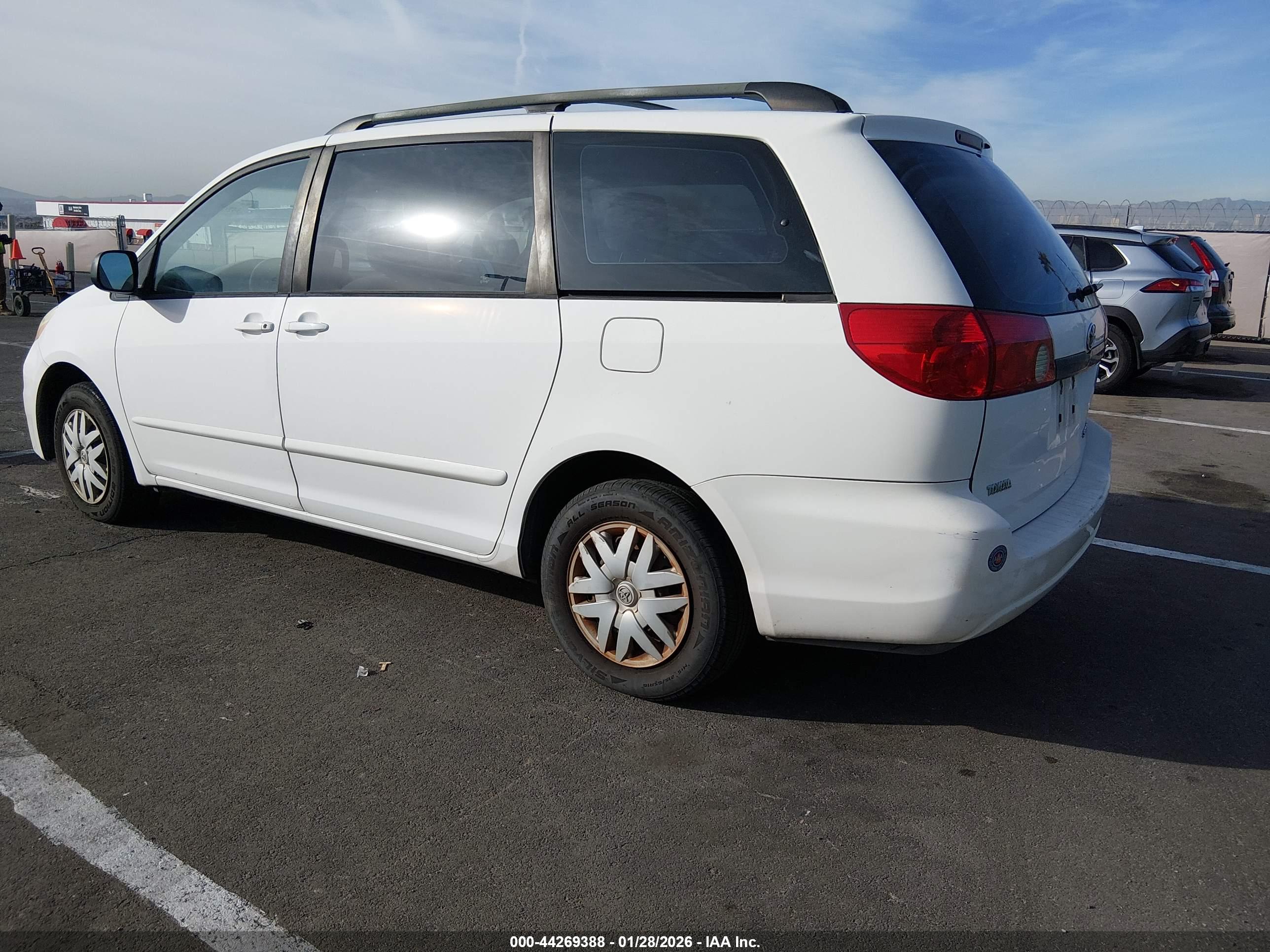 TOYOTA SIENNA image 3