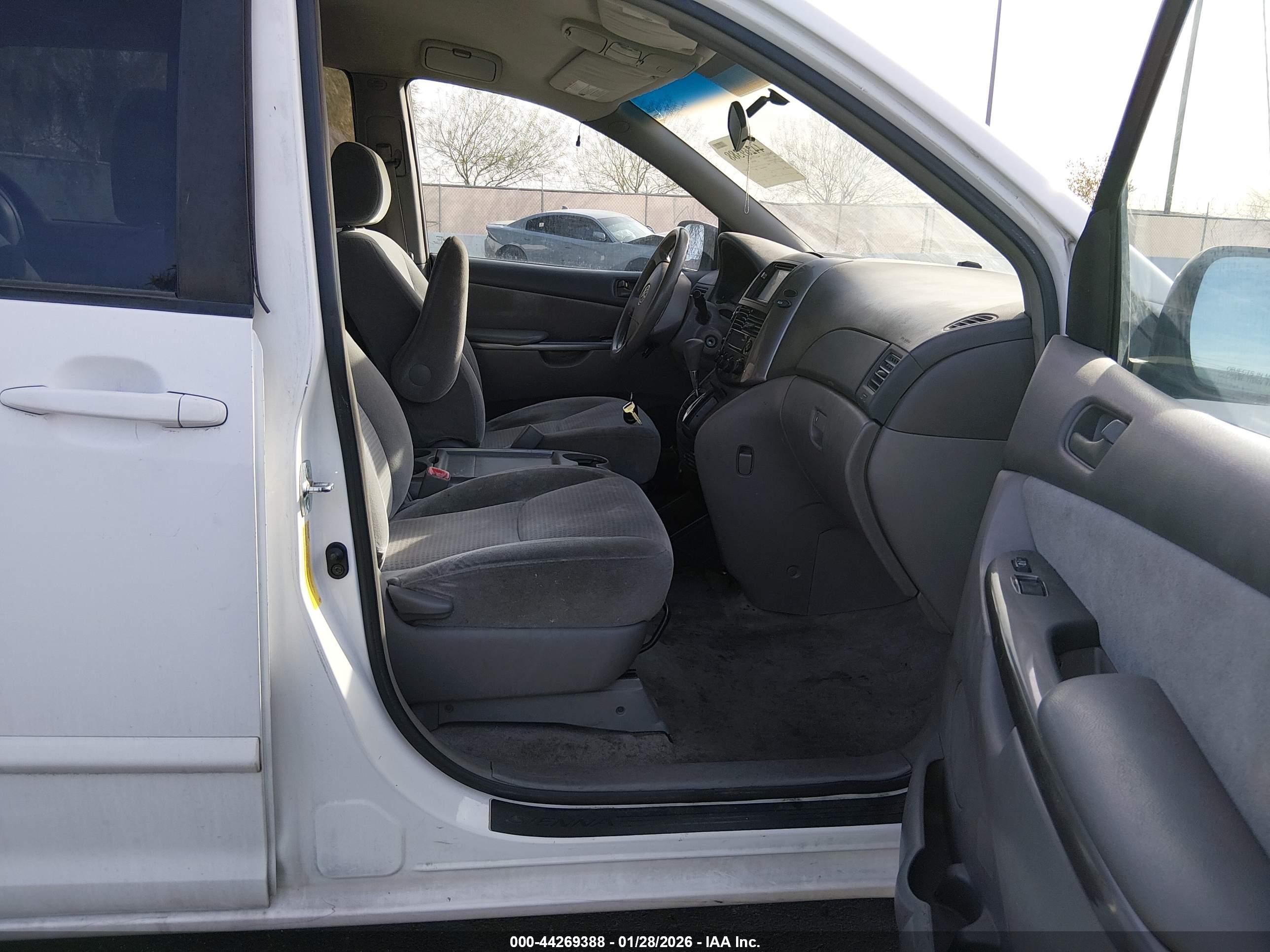 TOYOTA SIENNA image 5