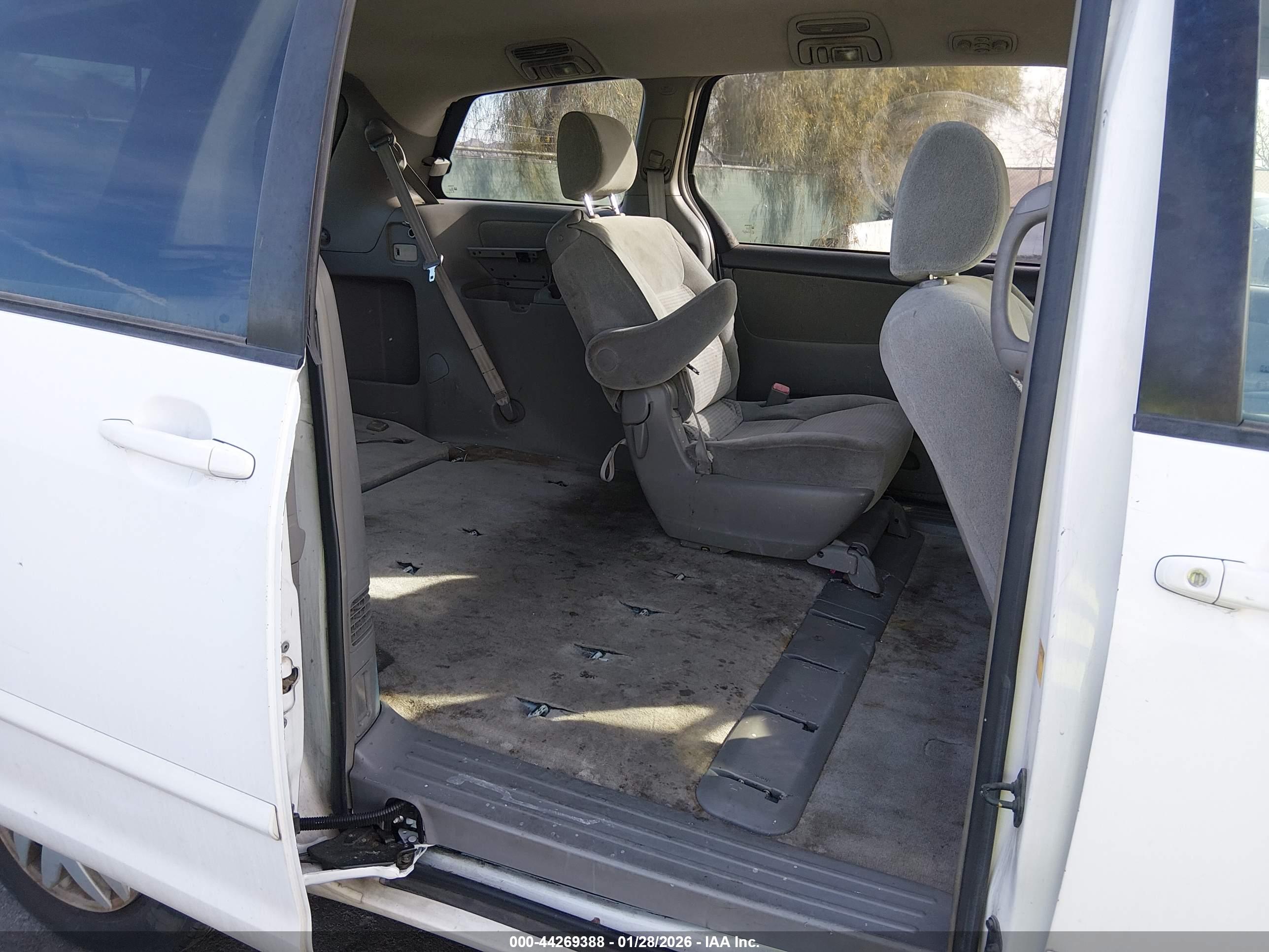 TOYOTA SIENNA image 8