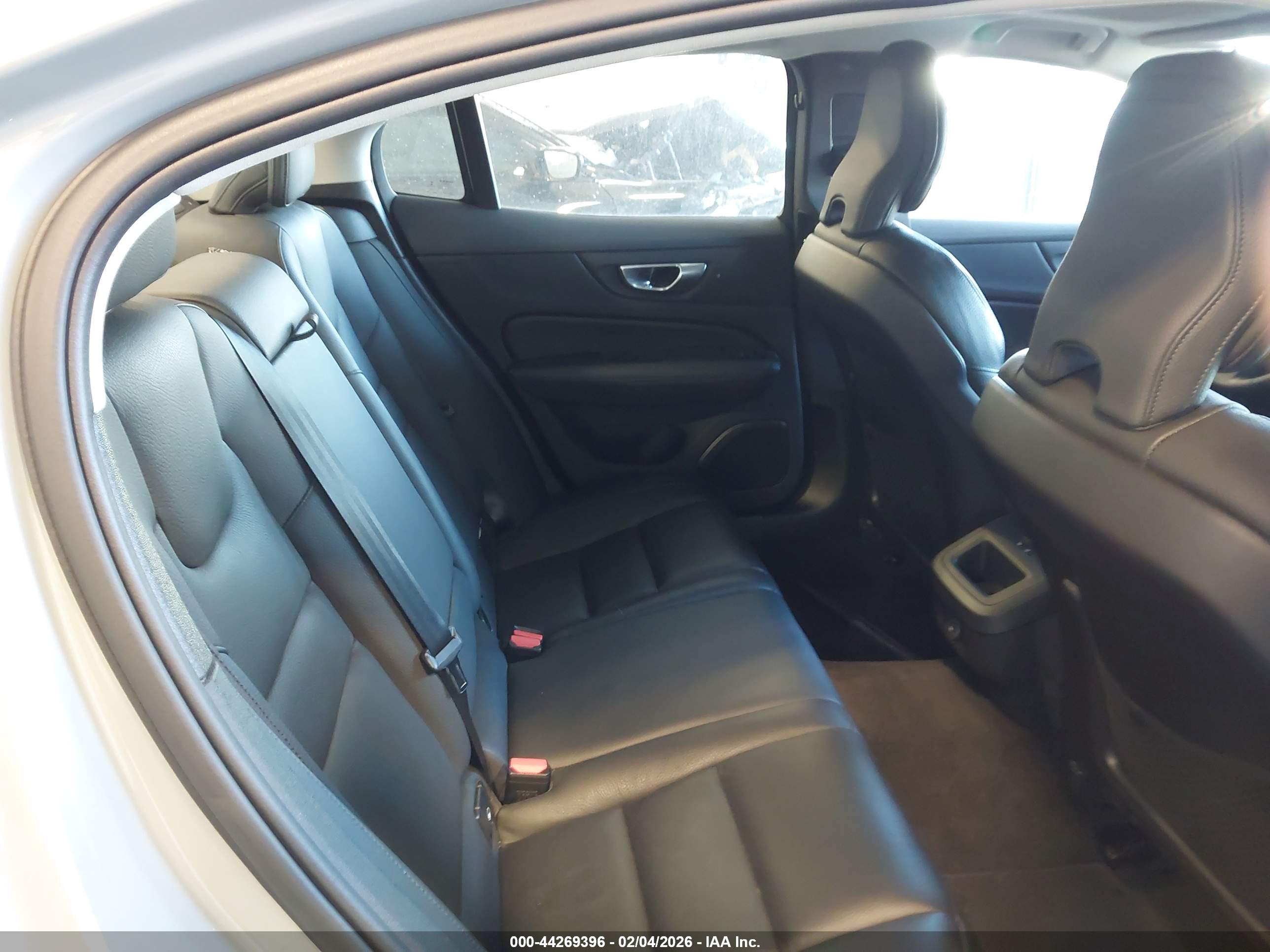 VOLVO S60 image 8