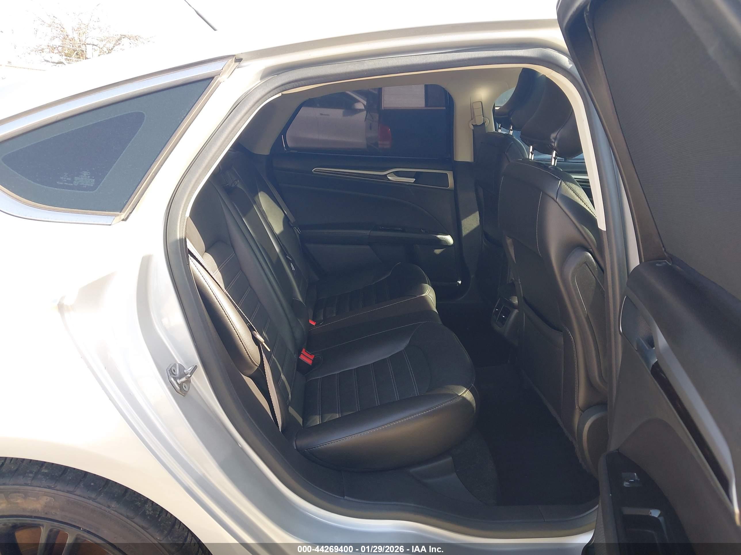 FORD FUSION image 8