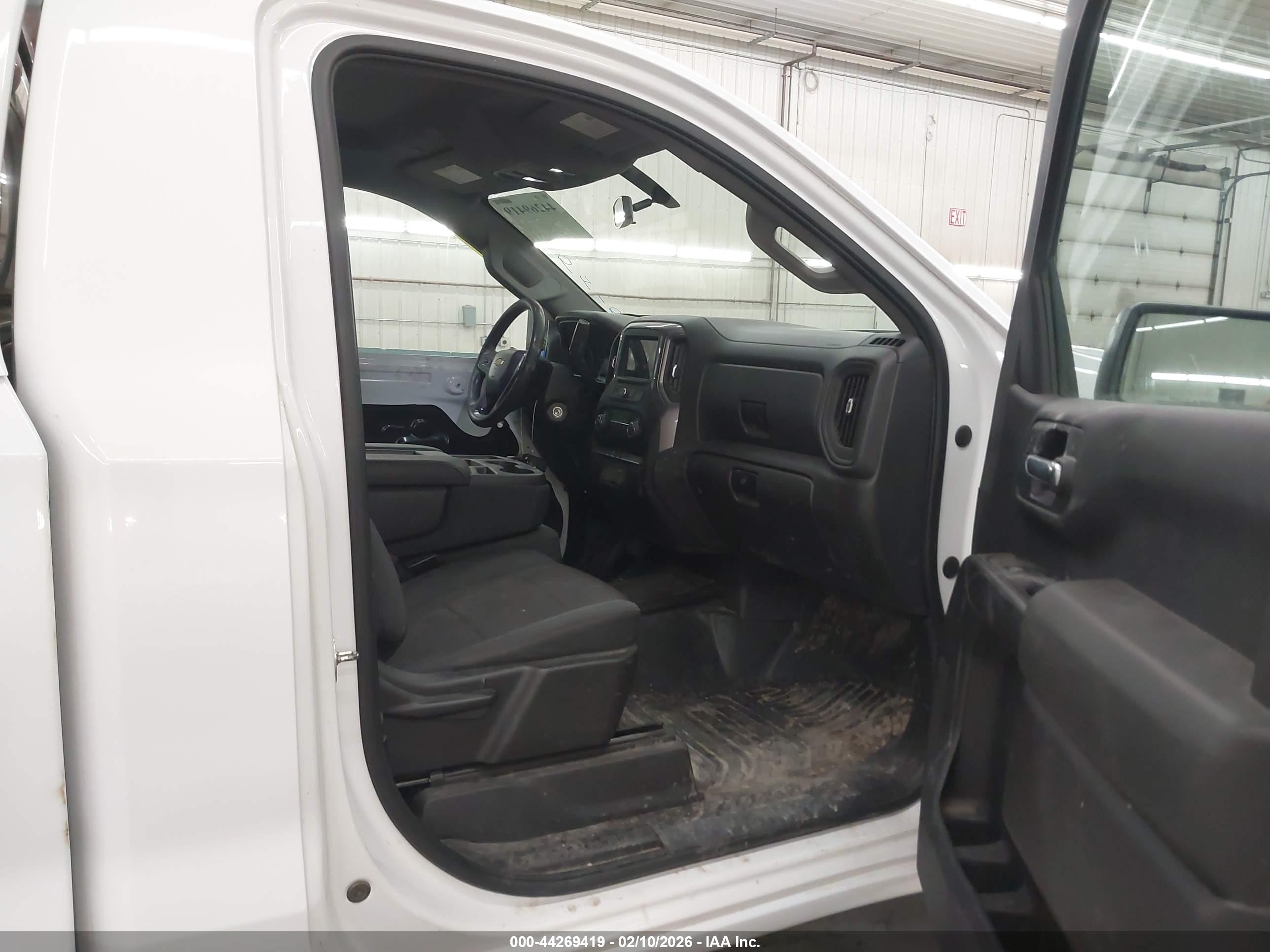 CHEVROLET SILVERADO image 5
