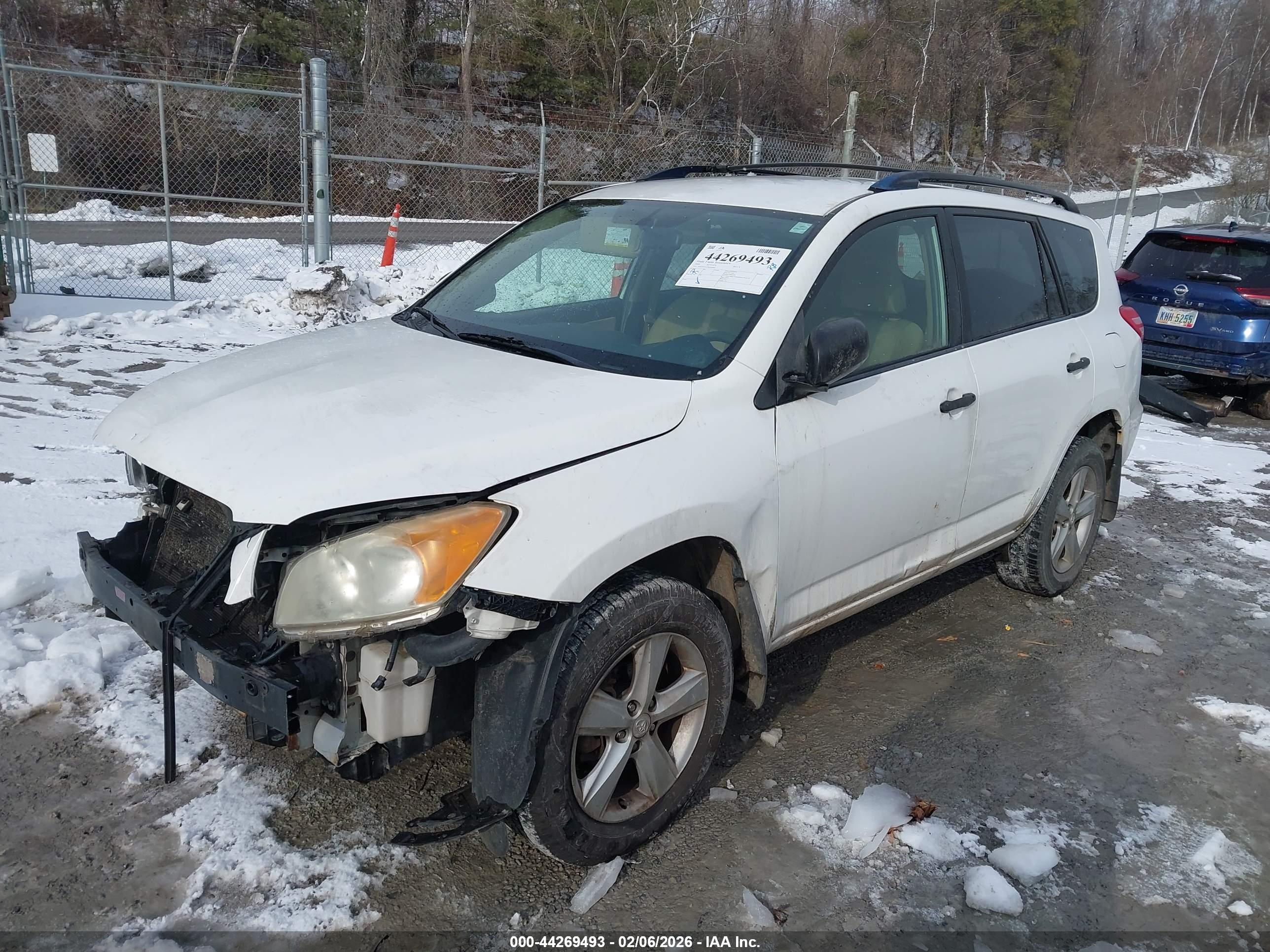 TOYOTA RAV4 image 2