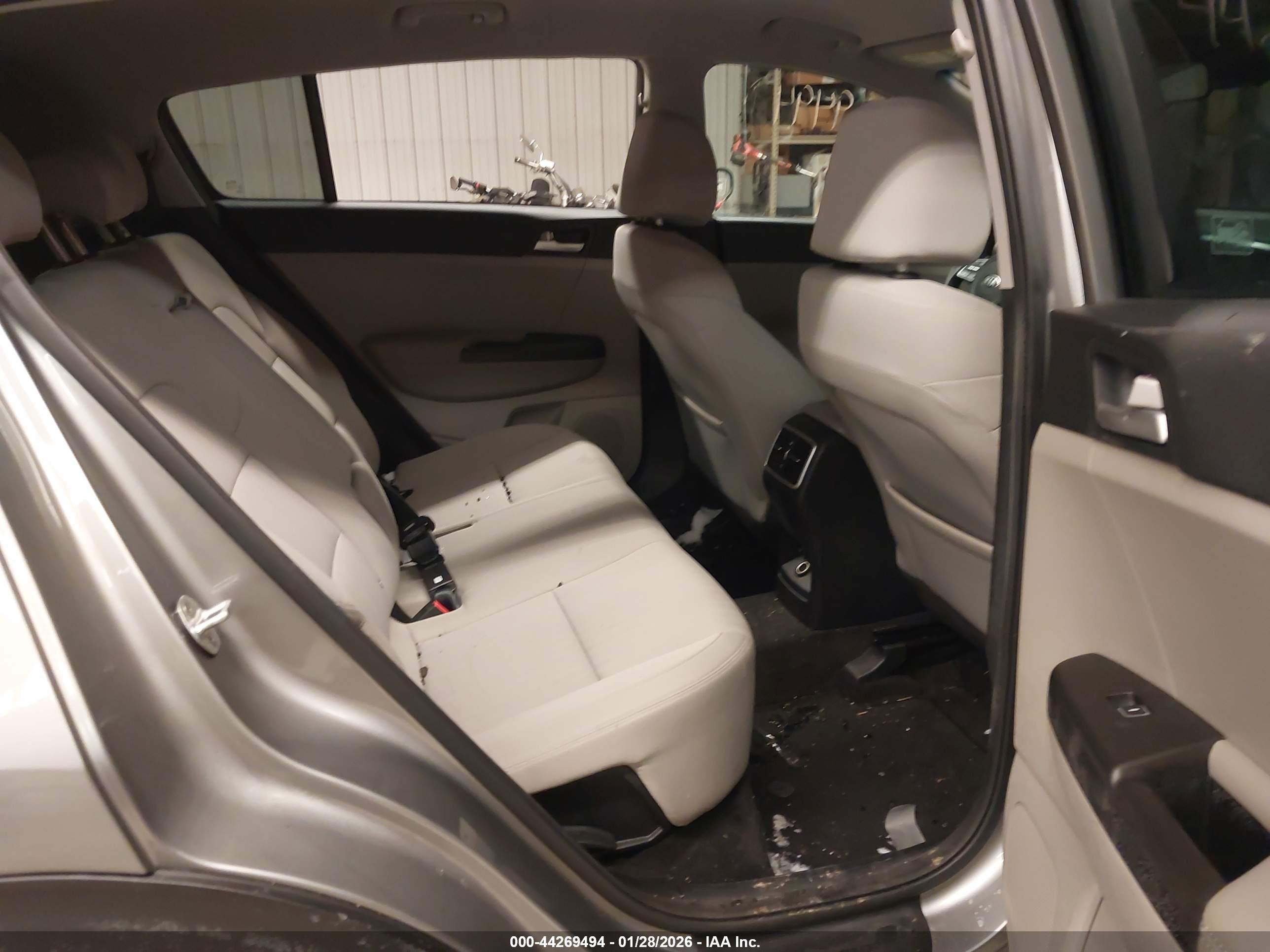 KIA SPORTAGE image 8