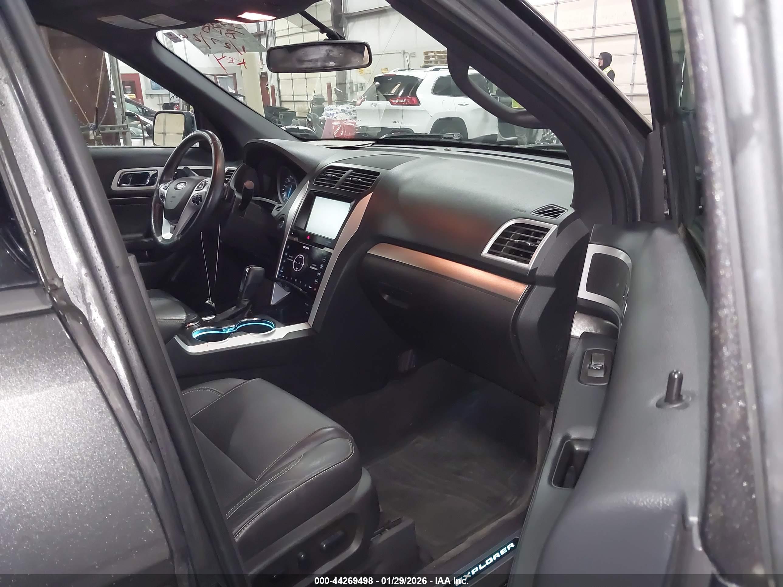 FORD EXPLORER image 5
