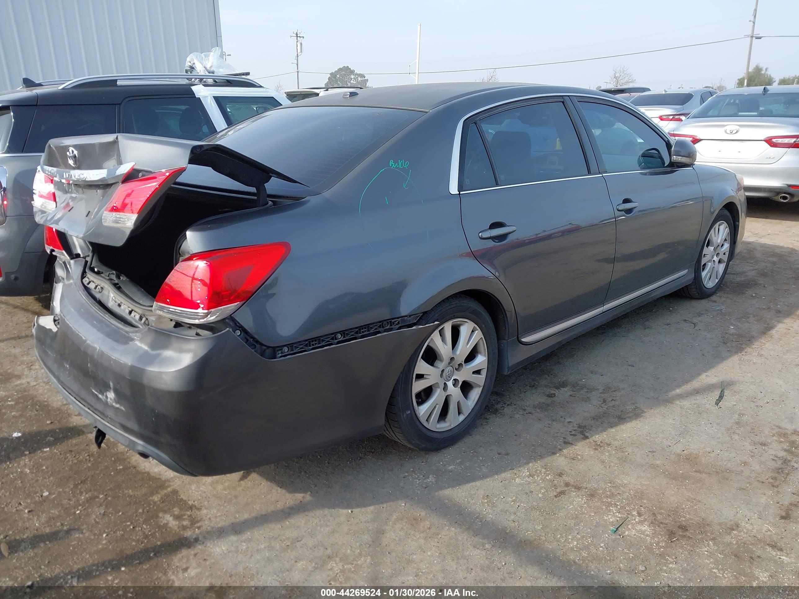 TOYOTA AVALON image 4
