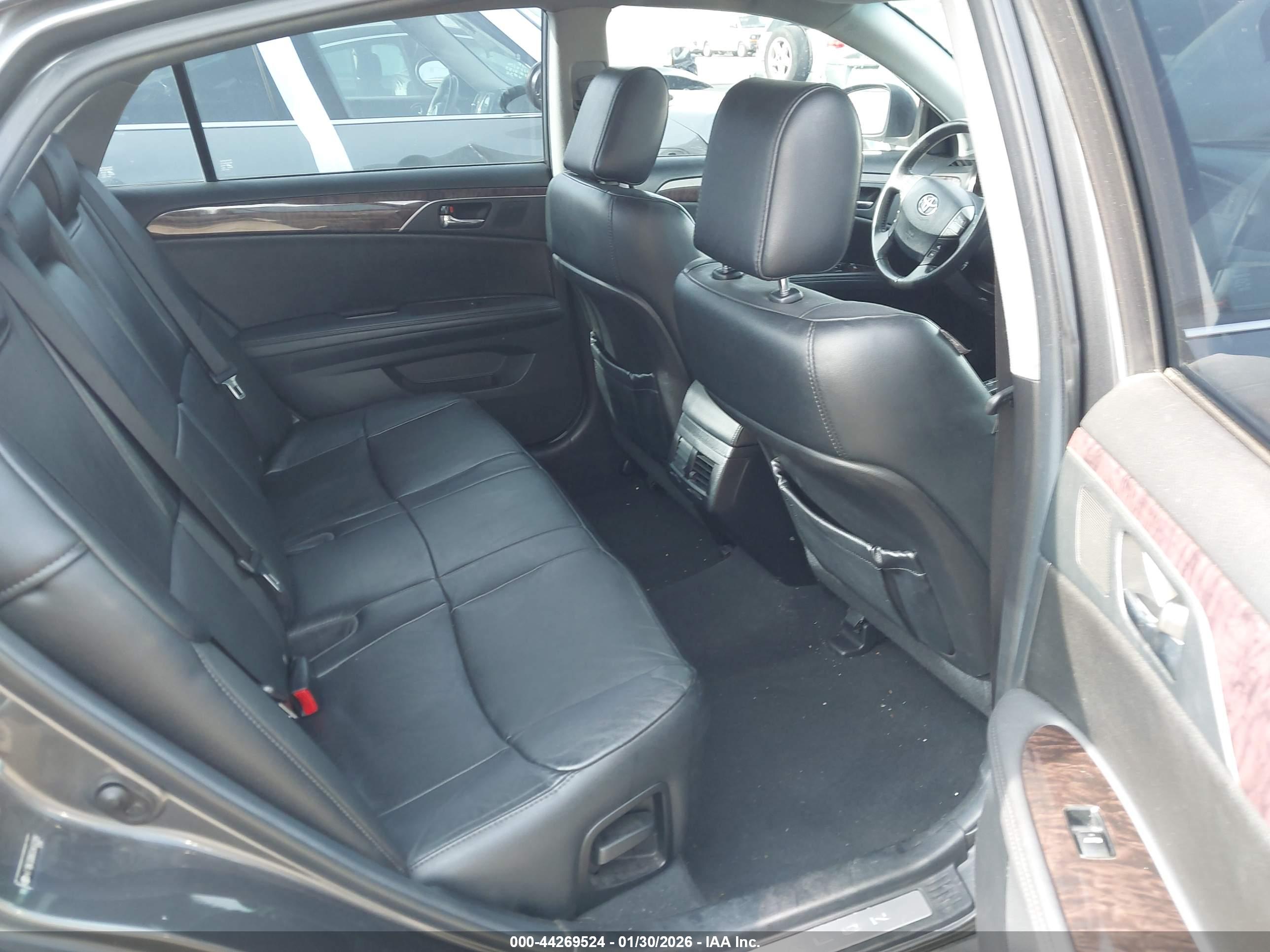 TOYOTA AVALON image 8
