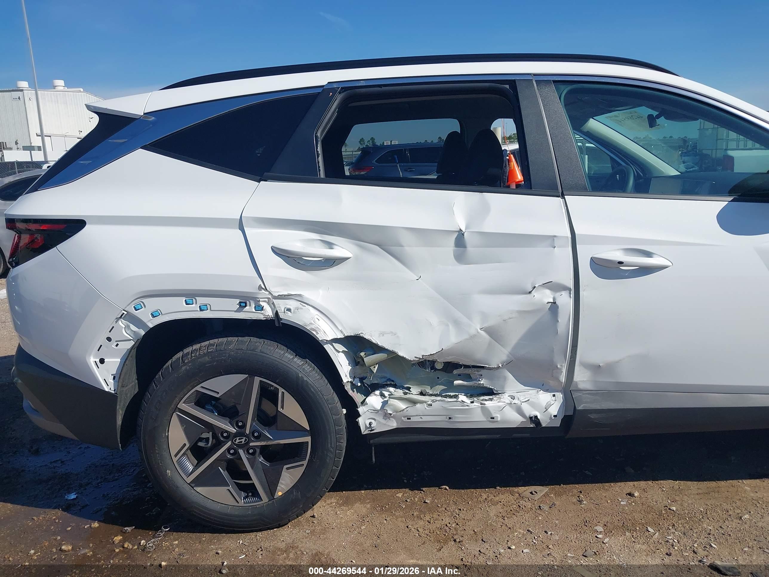 HYUNDAI TUCSON image 6