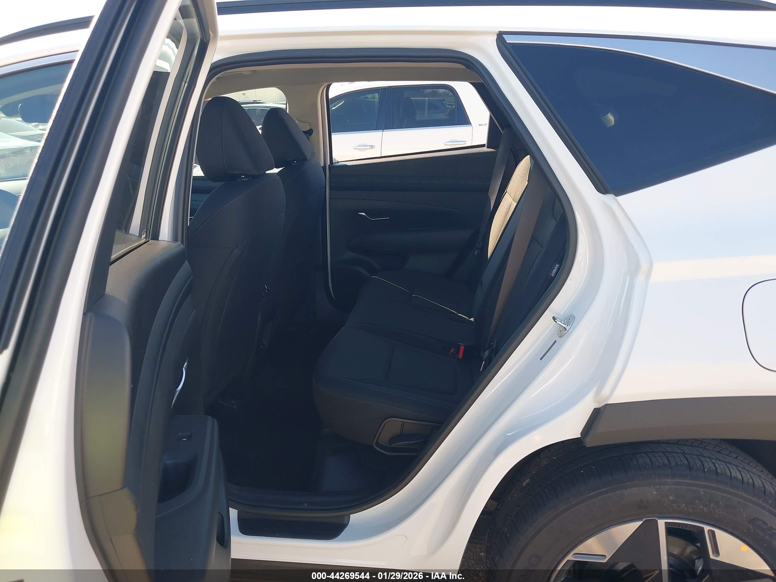 HYUNDAI TUCSON image 8