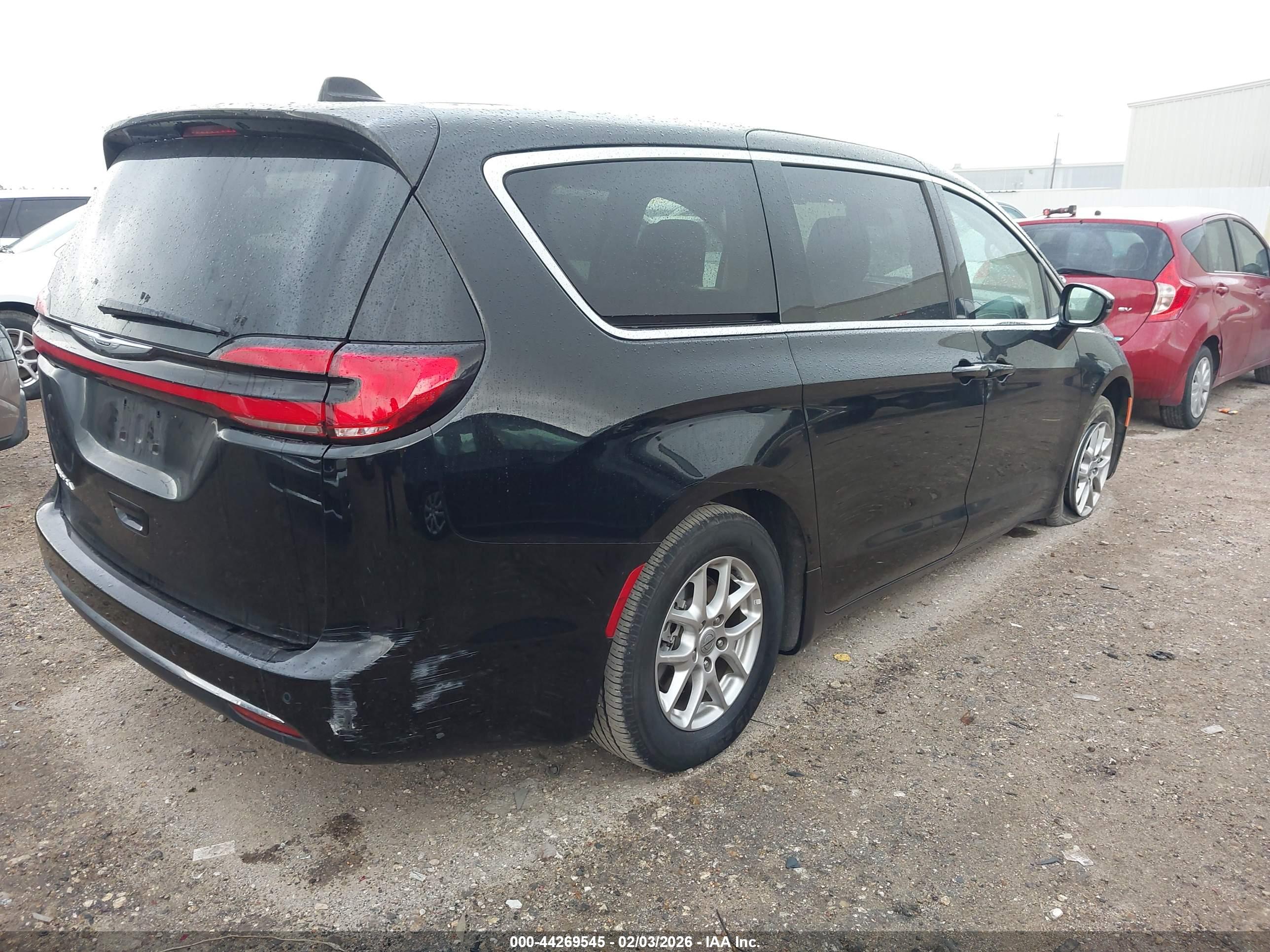 CHRYSLER PACIFICA image 4