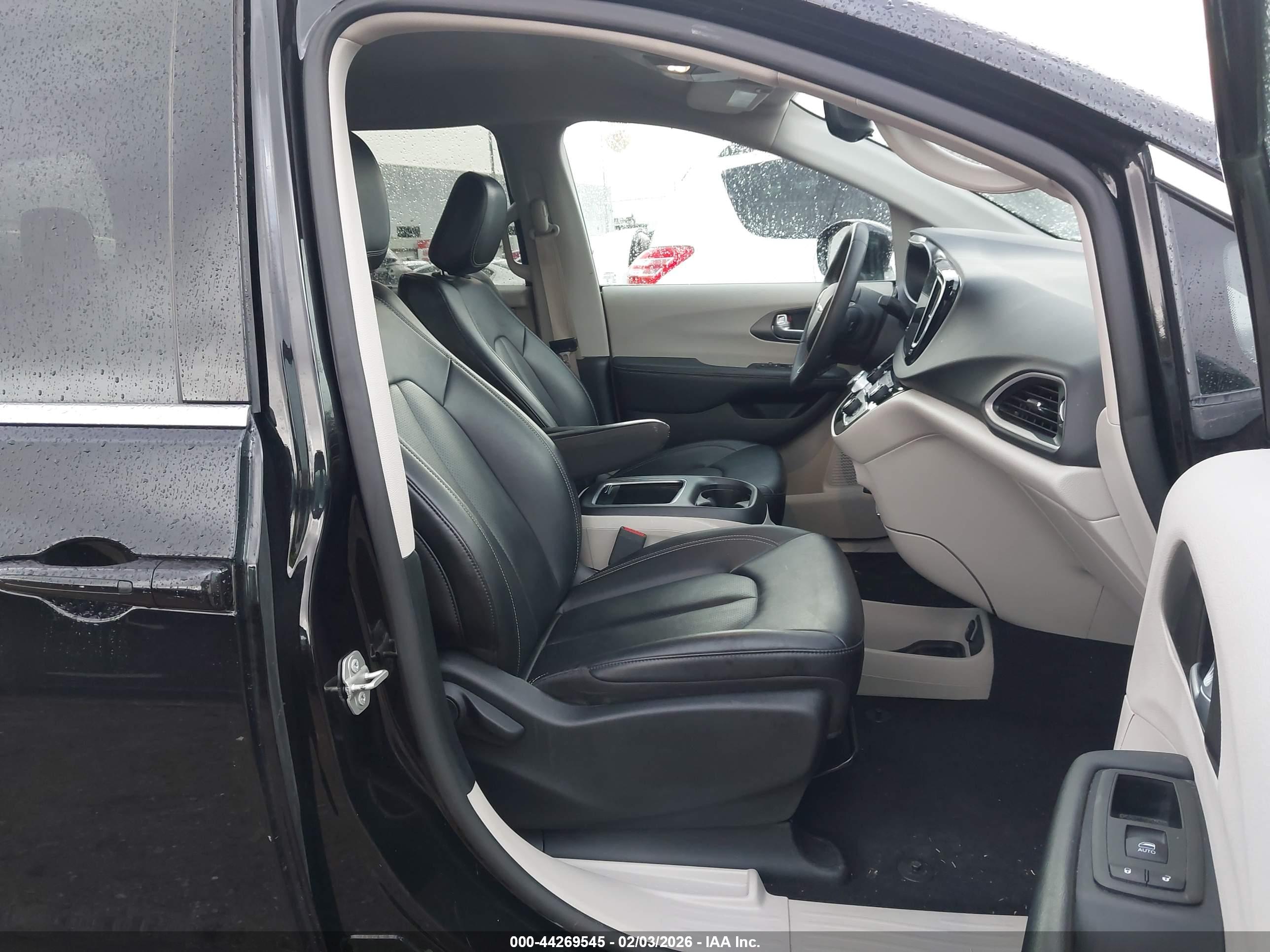 CHRYSLER PACIFICA image 5