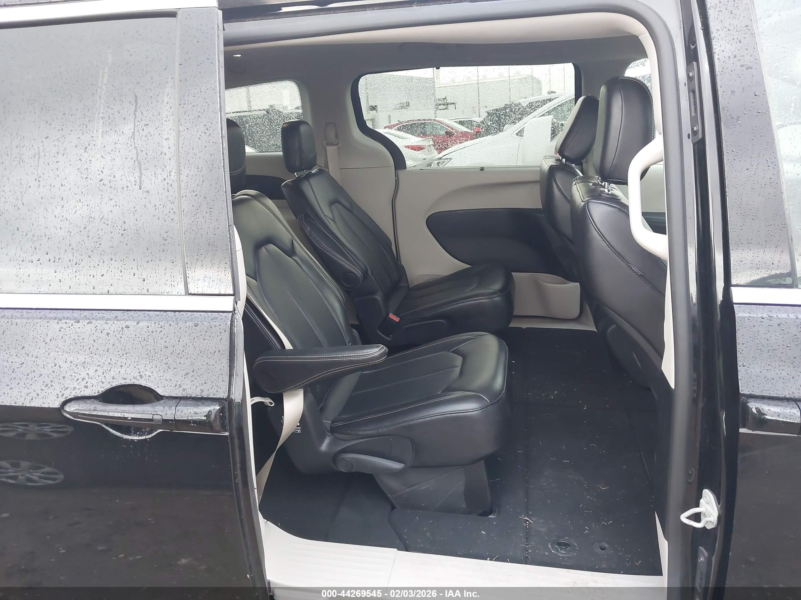 CHRYSLER PACIFICA image 8