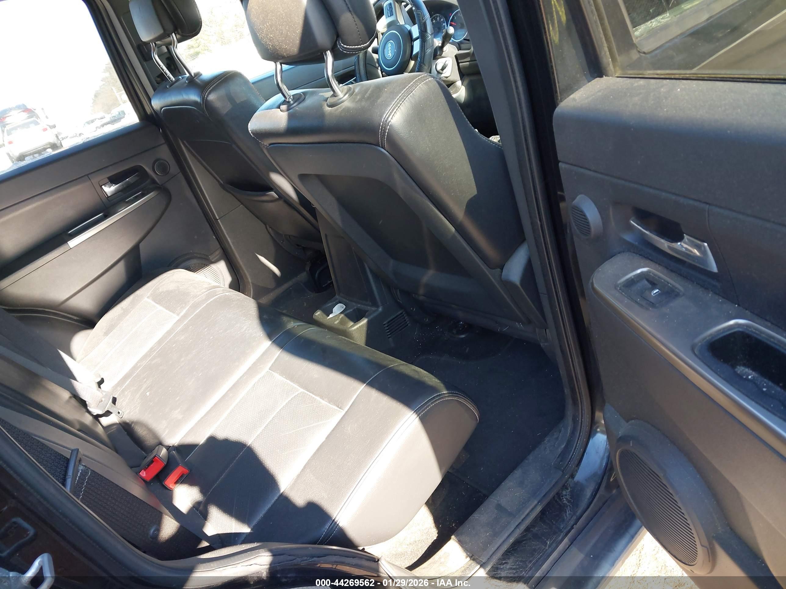 JEEP LIBERTY image 8