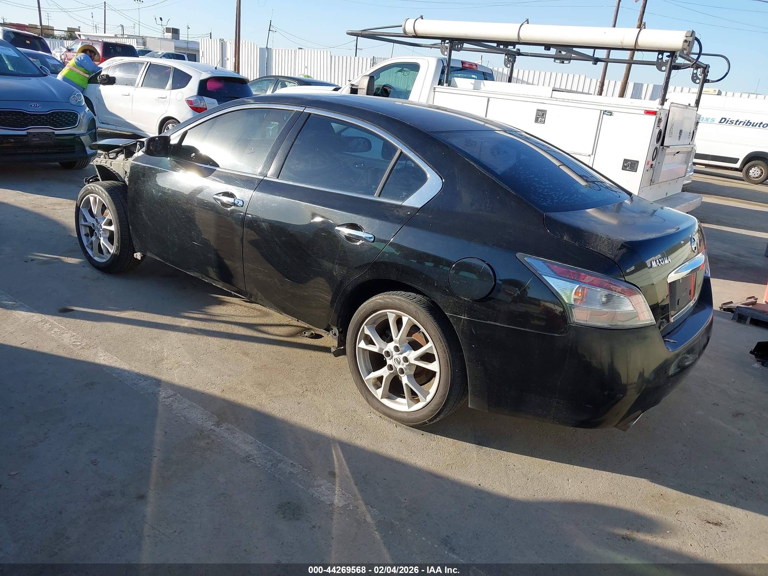 NISSAN MAXIMA image 3