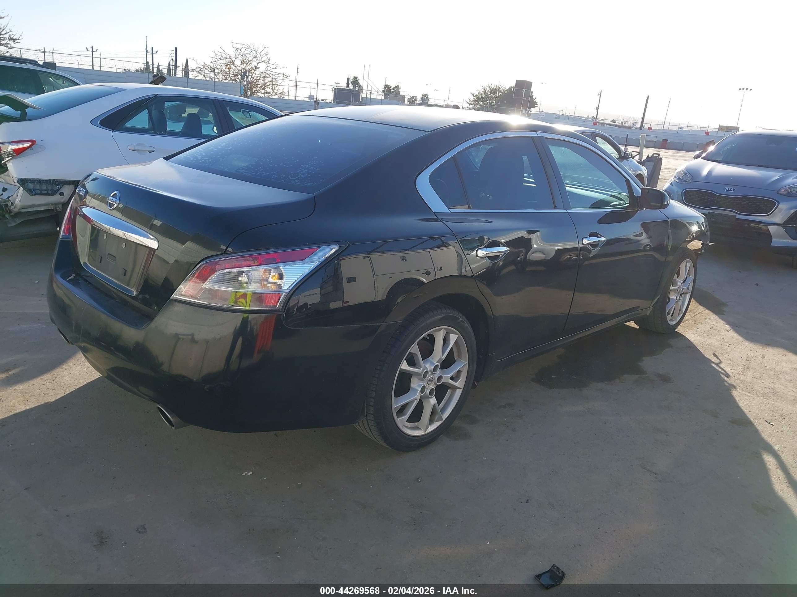 NISSAN MAXIMA image 4