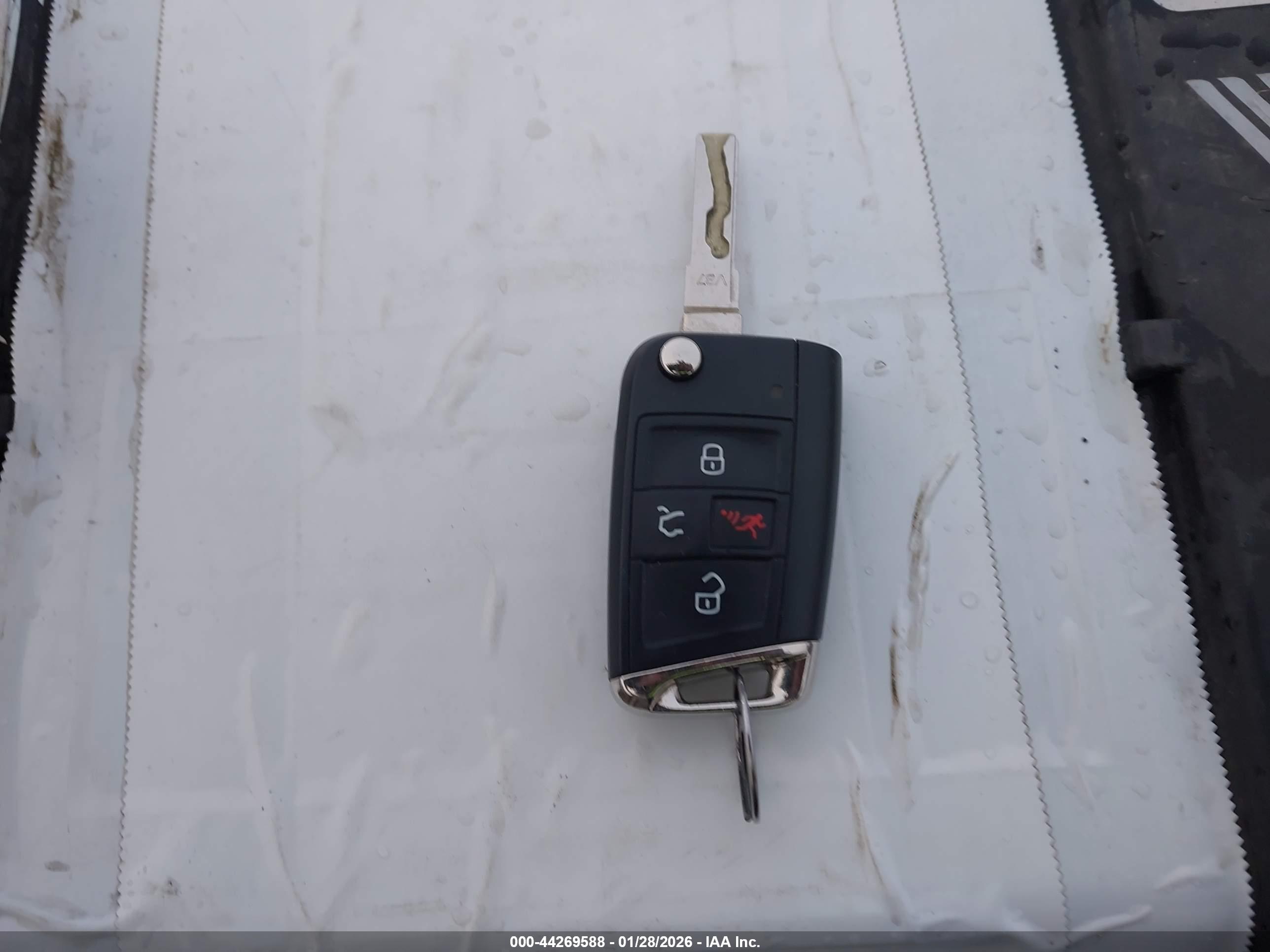 VOLKSWAGEN E-GOLF image 11