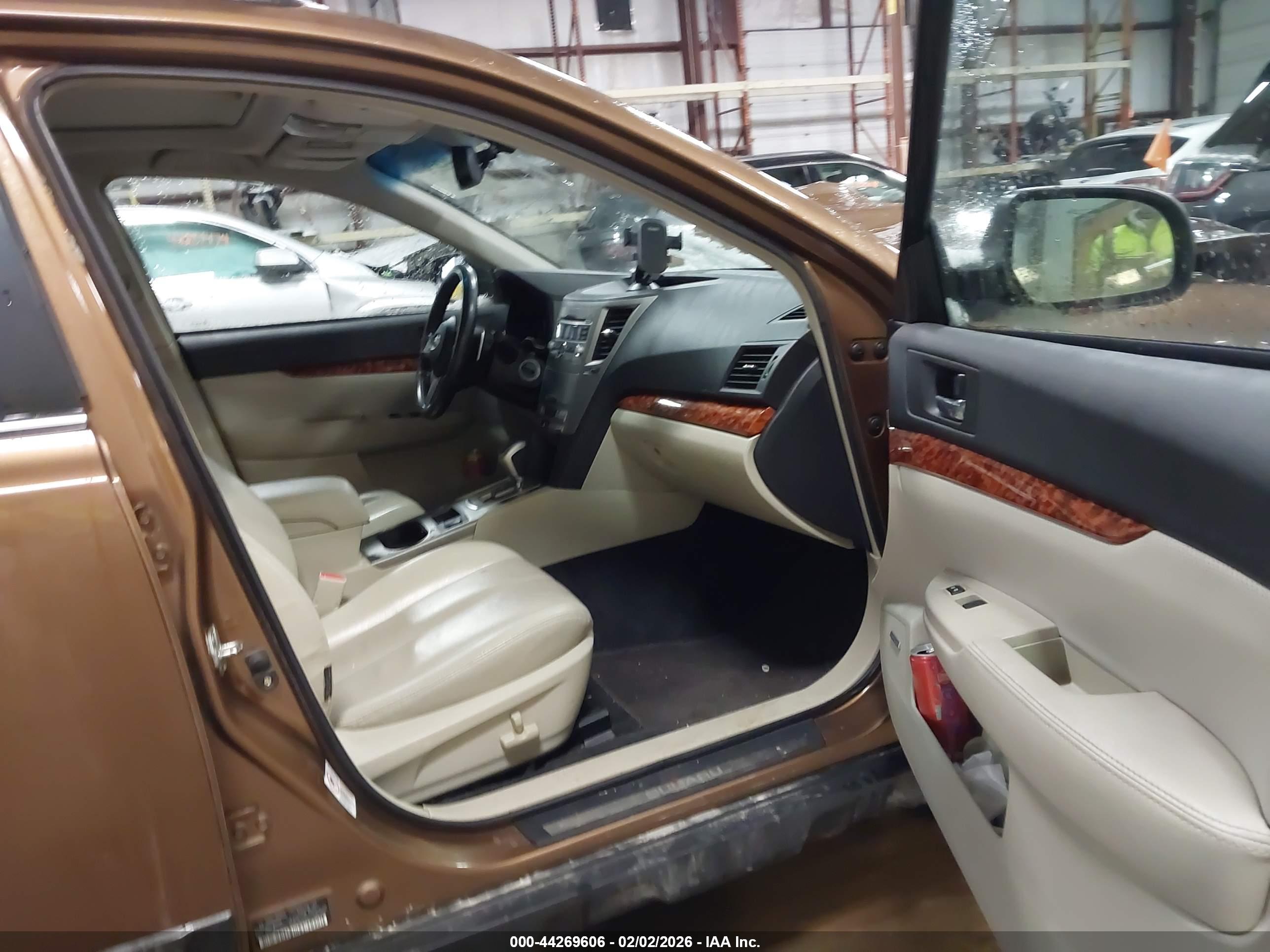SUBARU OUTBACK image 5