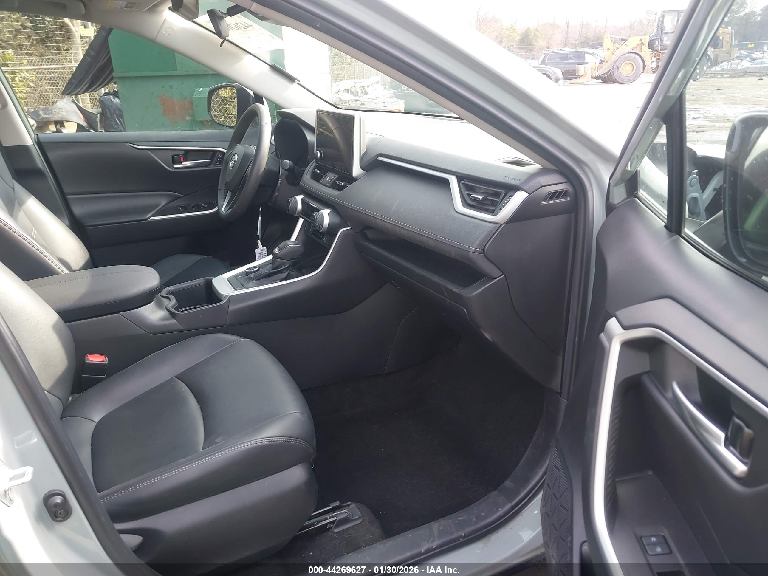 TOYOTA RAV4 image 5