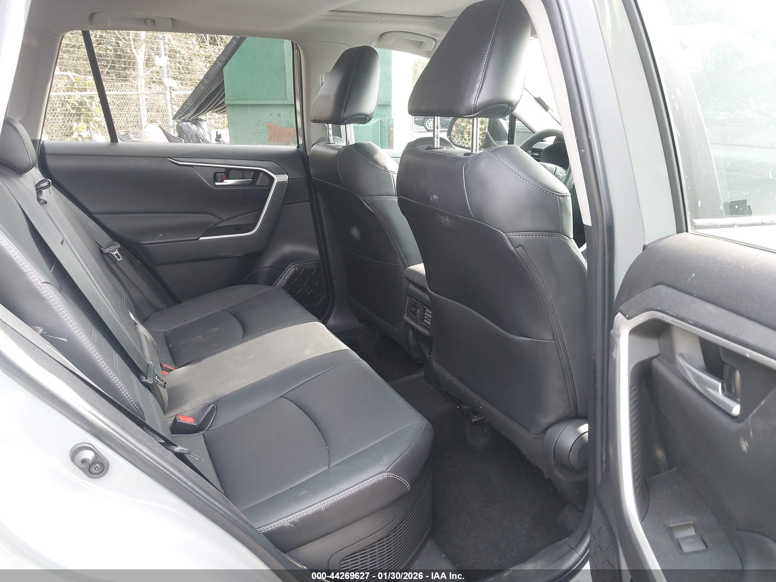 TOYOTA RAV4 image 8