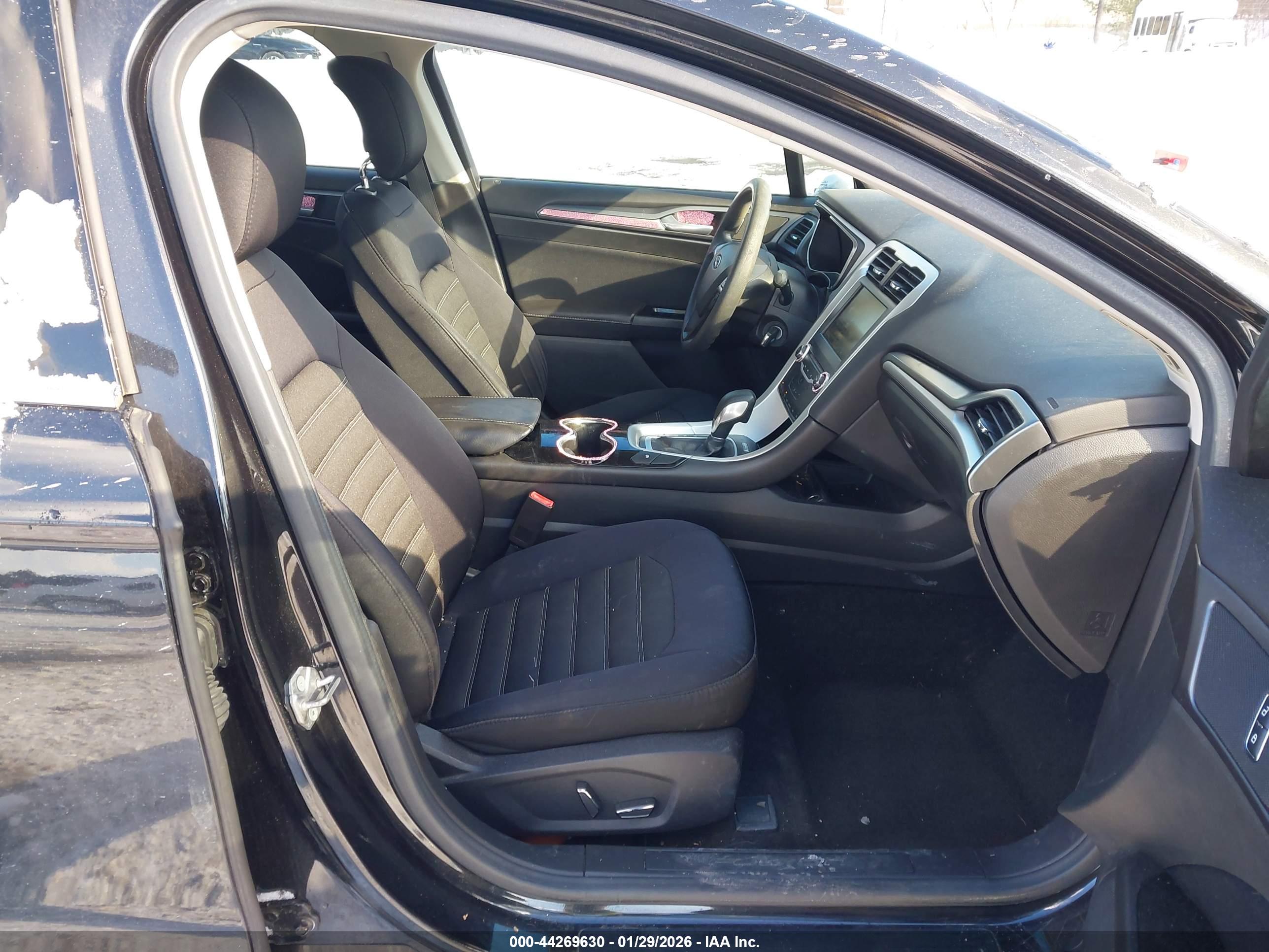 FORD FUSION image 5