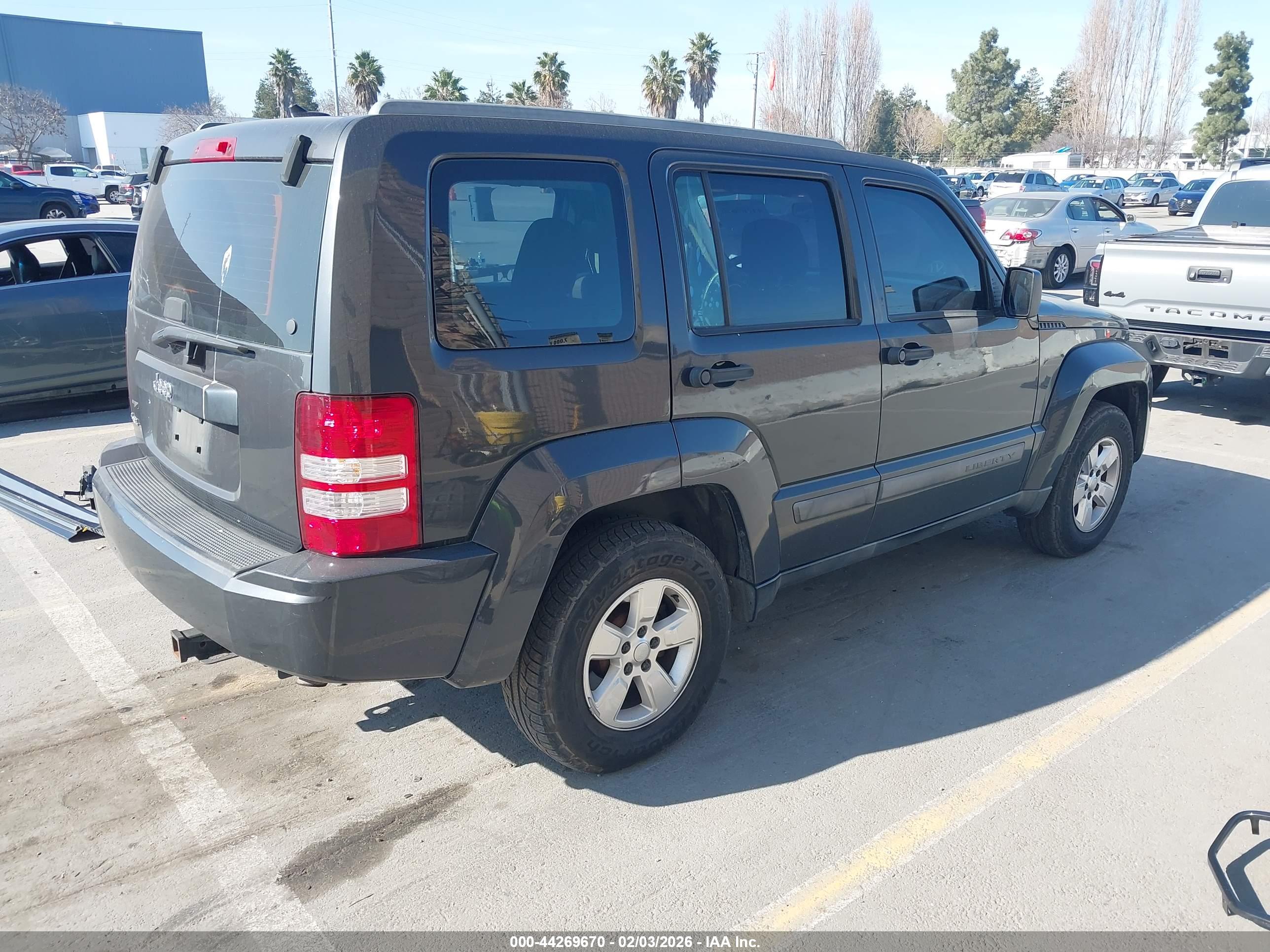 JEEP LIBERTY image 4