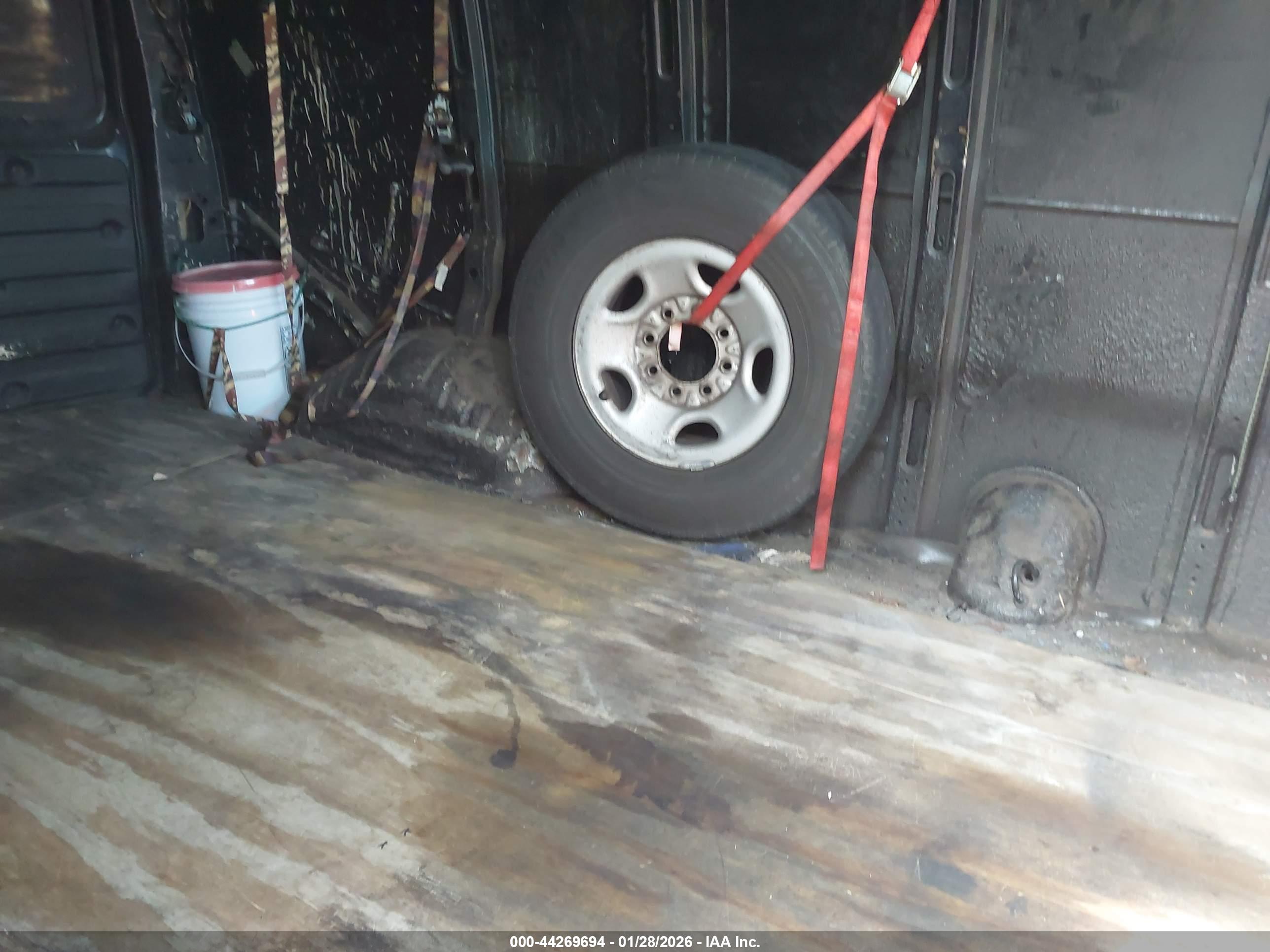 GMC SAVANA image 8