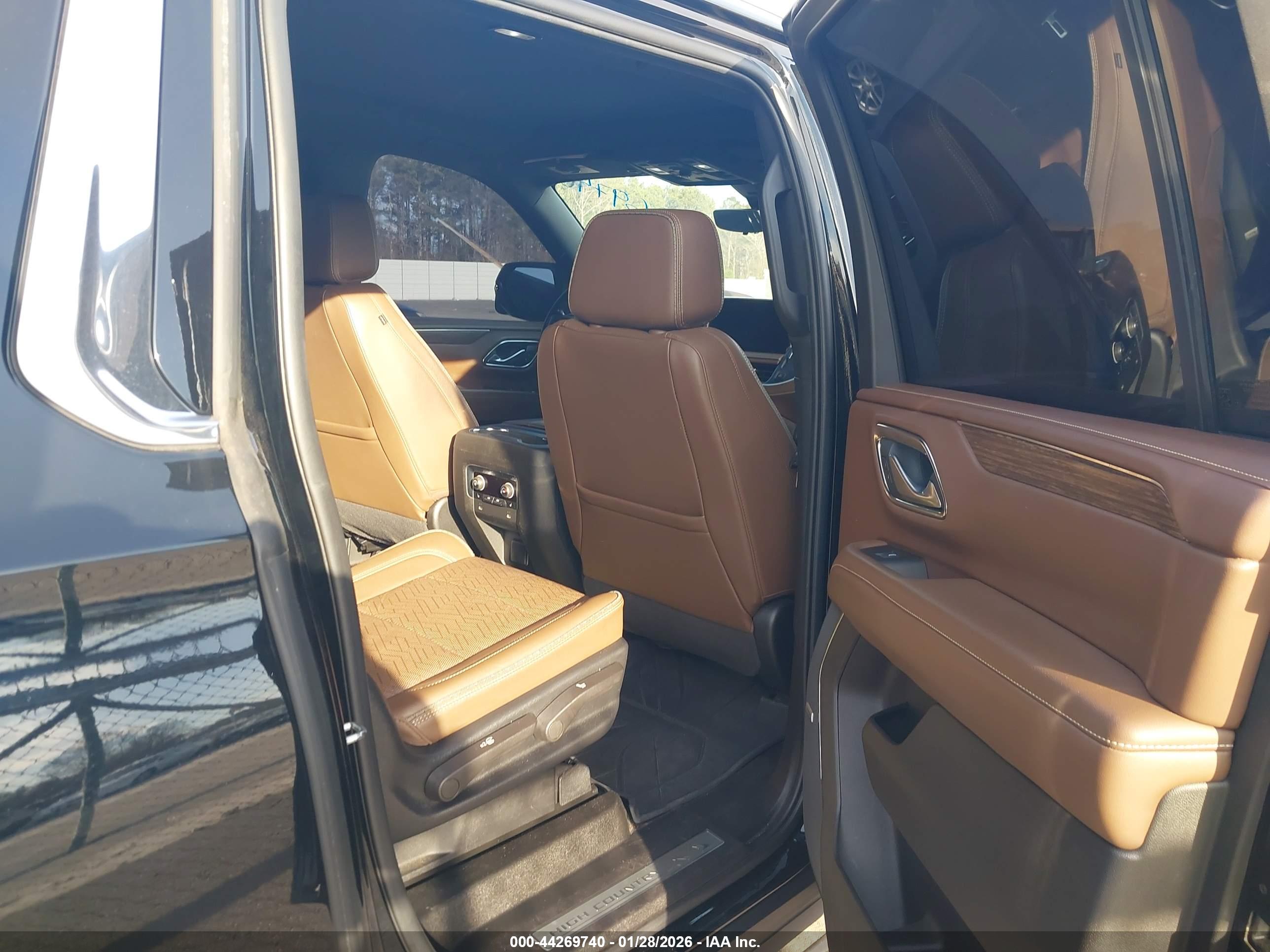 CHEVROLET SUBURBAN image 8